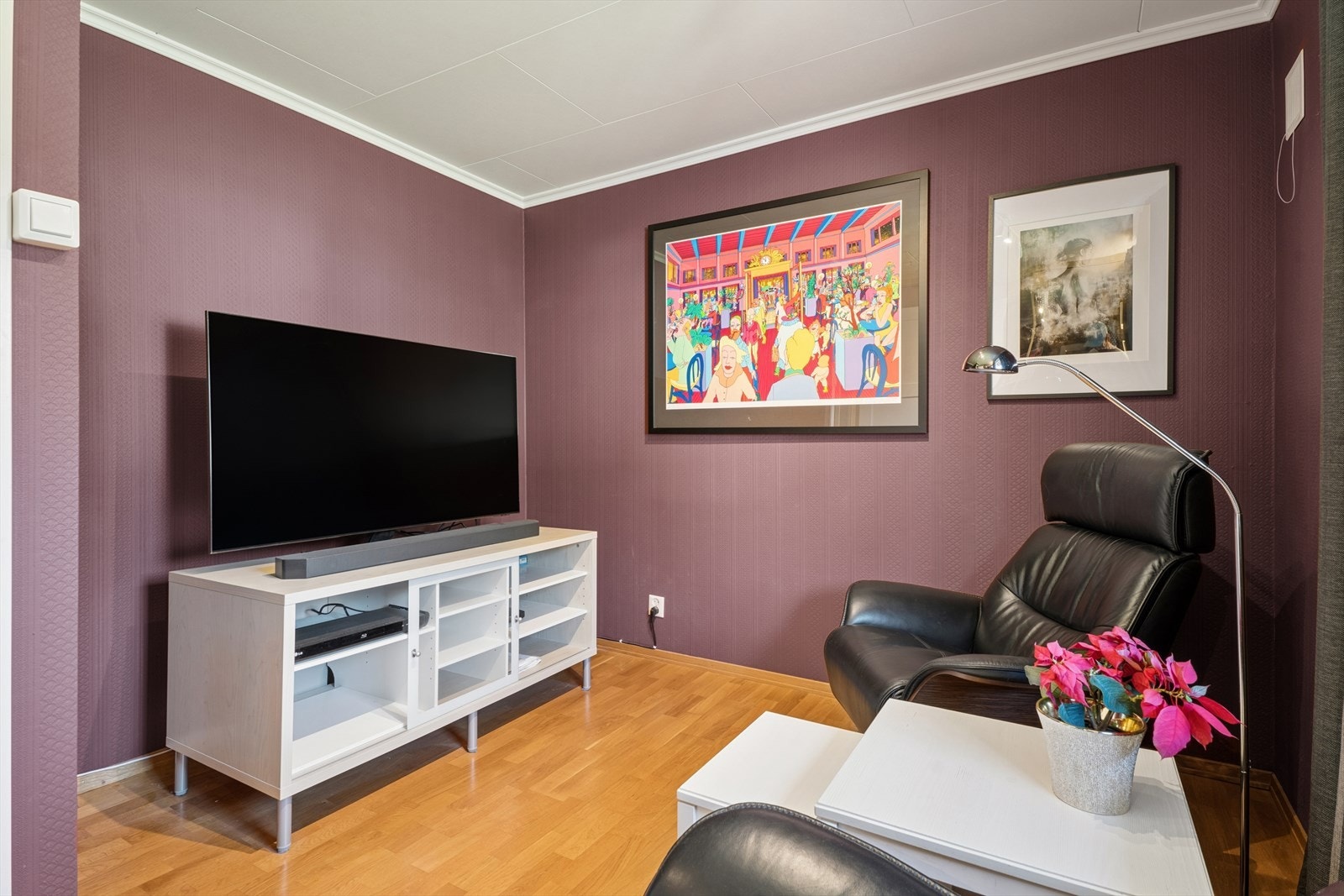 Soverom 2 ligger i boligens 1. etasje og har i den senere tid blitt benyttet som TV-stue. Galleribilde
