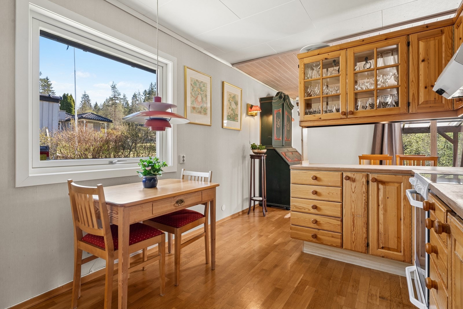 Kjøkkenet har en praktisk spiseplass og delvis åpen løsning mot spisestuedelen. Plass til frokostbord ved vinduet. Galleribilde