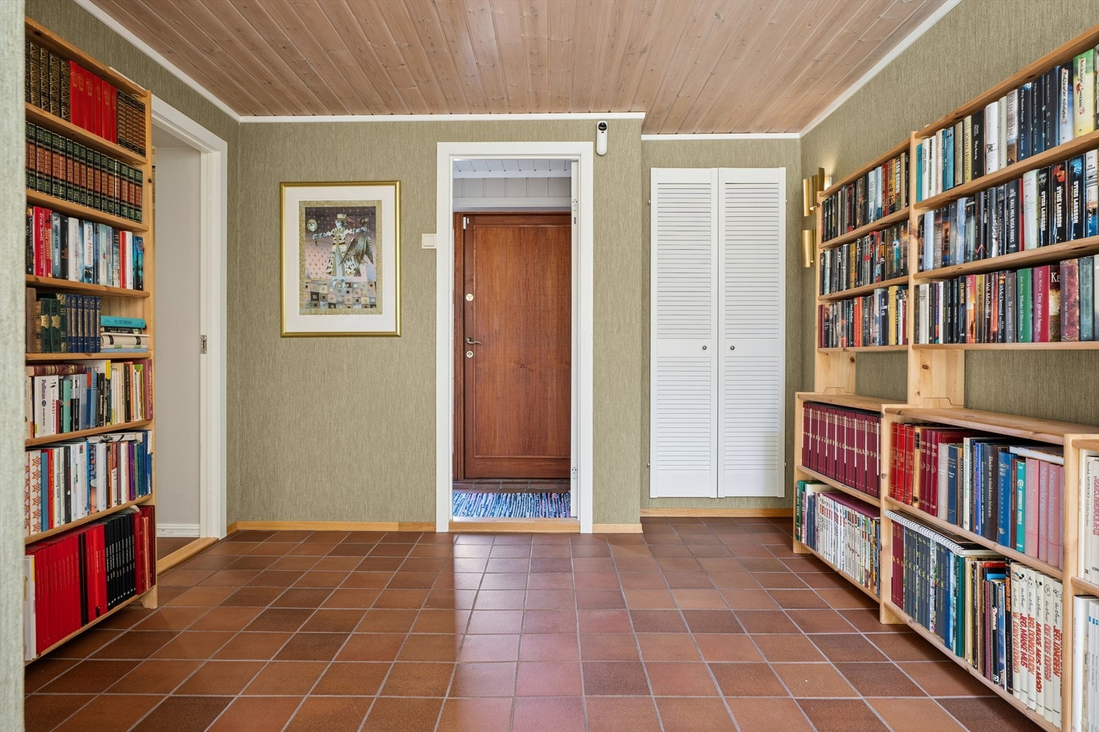 Videre kommer man inn i den romslige hallen som i dag er i dag innredet som bibliotek. Her er det mulighet for å lage en TV-stue. Galleribilde