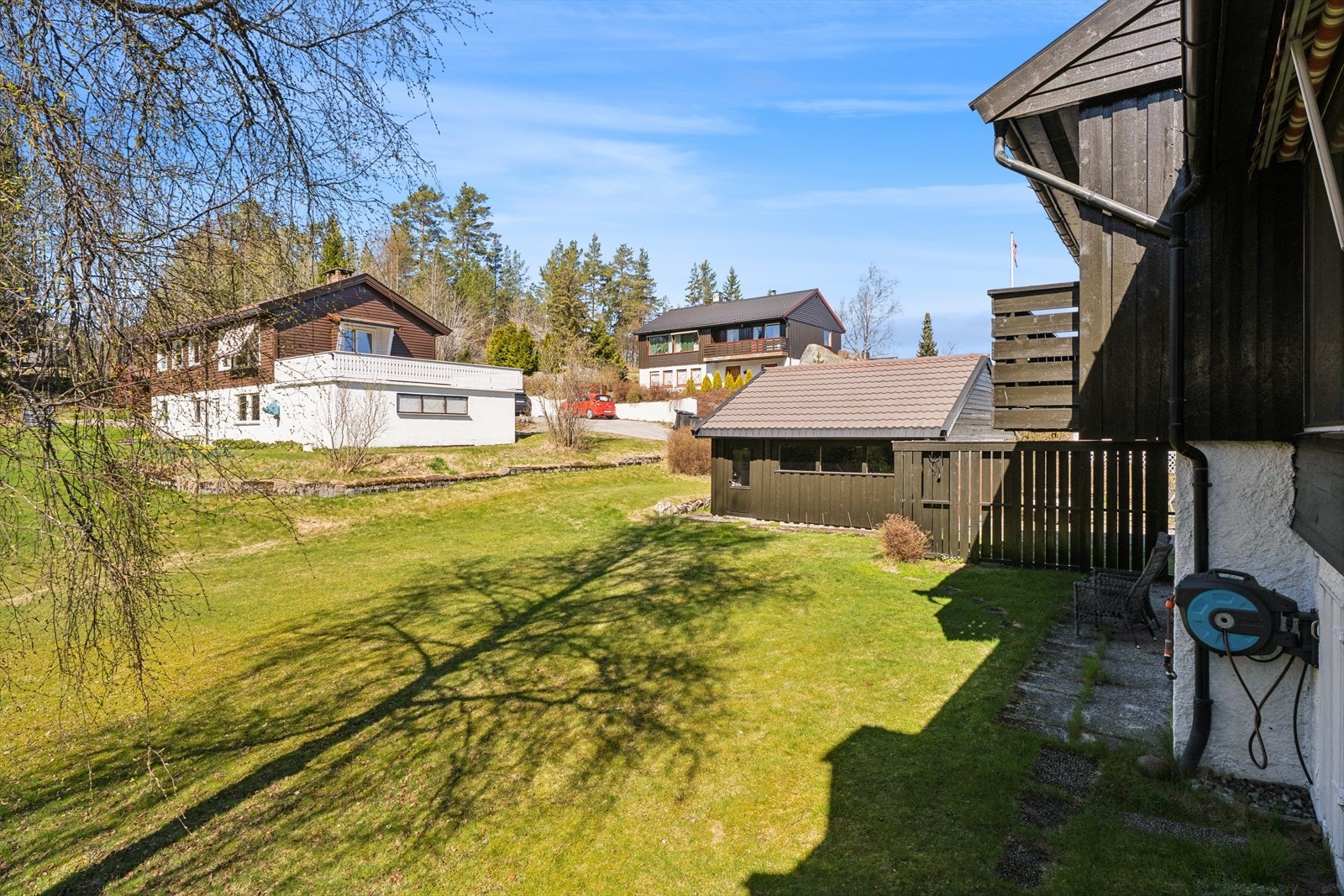 Tomten er opparbeidet med plen og beplantning, og ligger i et etablert og familievennlig boligområde på Siggerud. Galleribilde