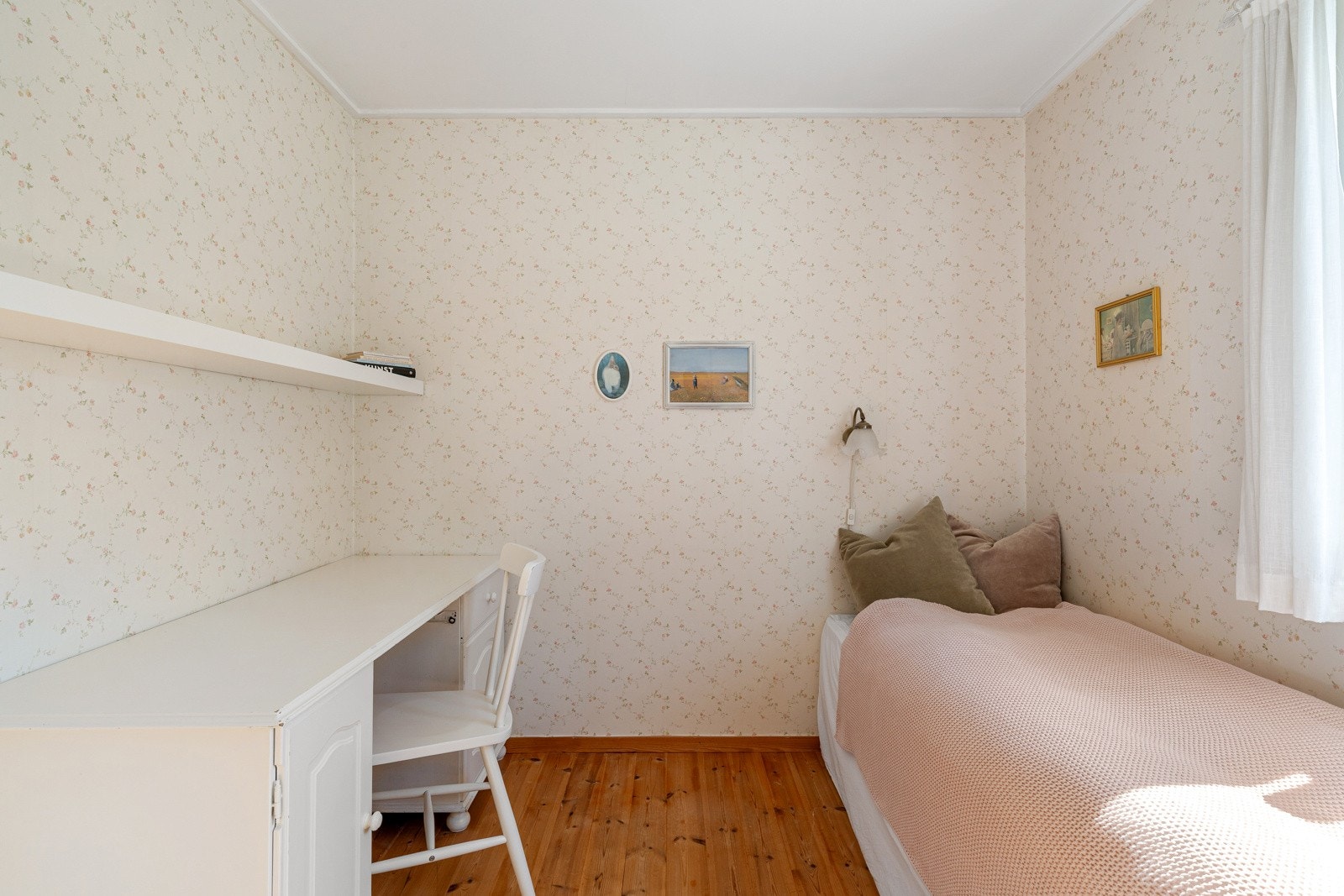 Det andre soverommet har plass til seng og tilhørende møblement, og det er i tillegg etablert en praktisk arbeidssone med skrivebord. Galleribilde