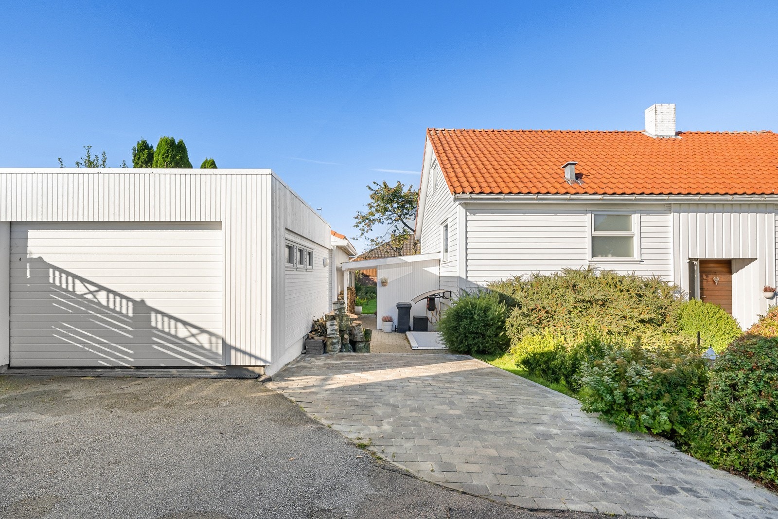 Det er parkering på egen tomt samt i tilhørende garasje. Garasjen ble oppført i nyere tid og gir både praktisk parkering og ekstra lagringsplass. Galleribilde