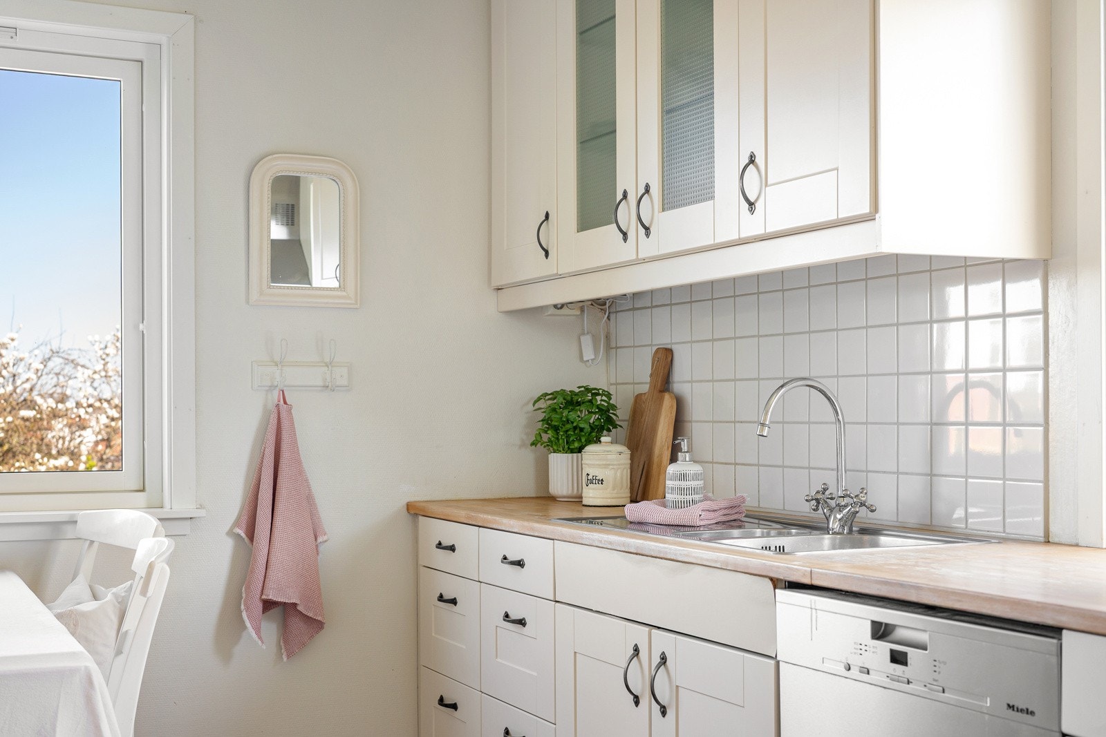 Innredningen består av kjøleskap, oppvaskmaskin, stekeovn og platetopp. Galleribilde