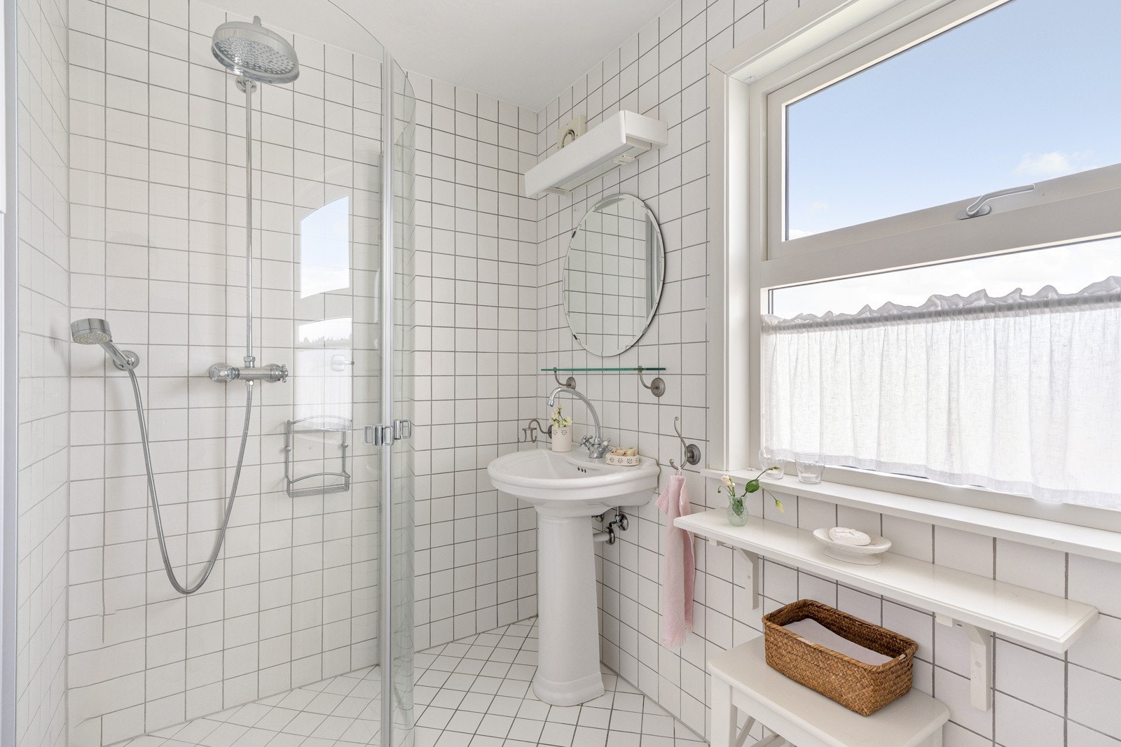 Badet i andre etasje har flislagte overflater og varmekabler i gulv, samt dusjløsning, toalett og servant. Galleribilde