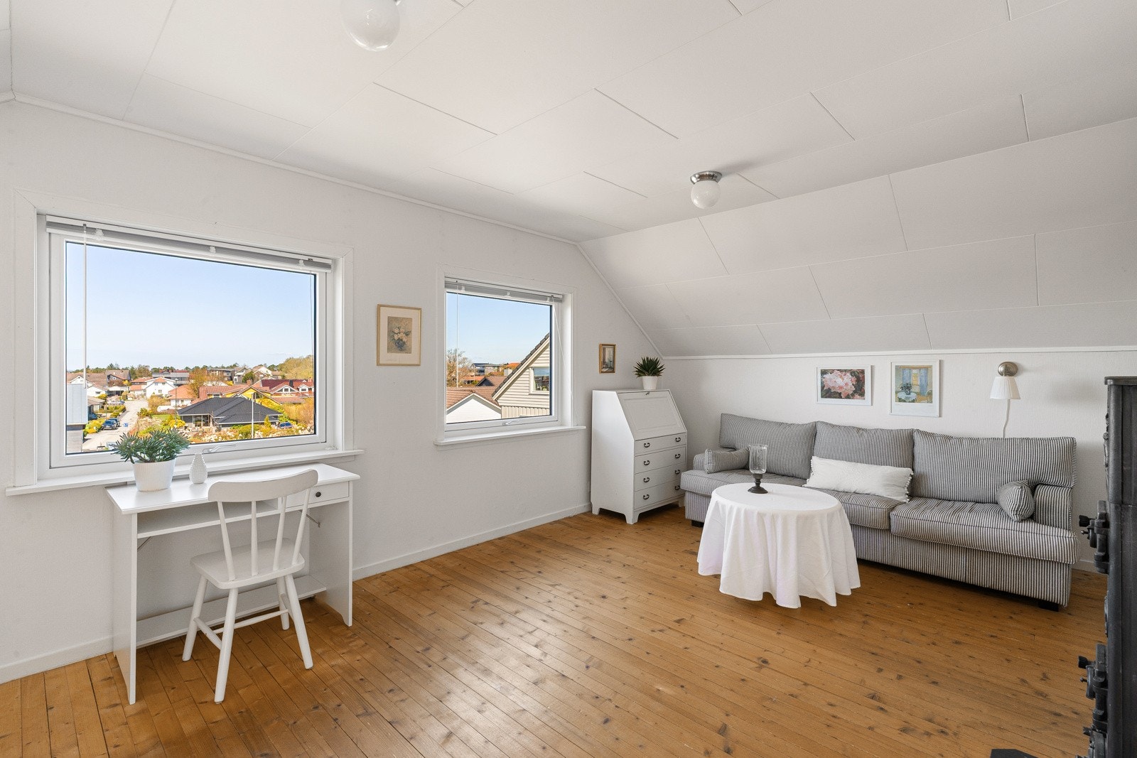 Dette rommet benyttes i dag som kombinert stue og soverom, med gode møbleringsmuligheter og naturlige soner. Galleribilde