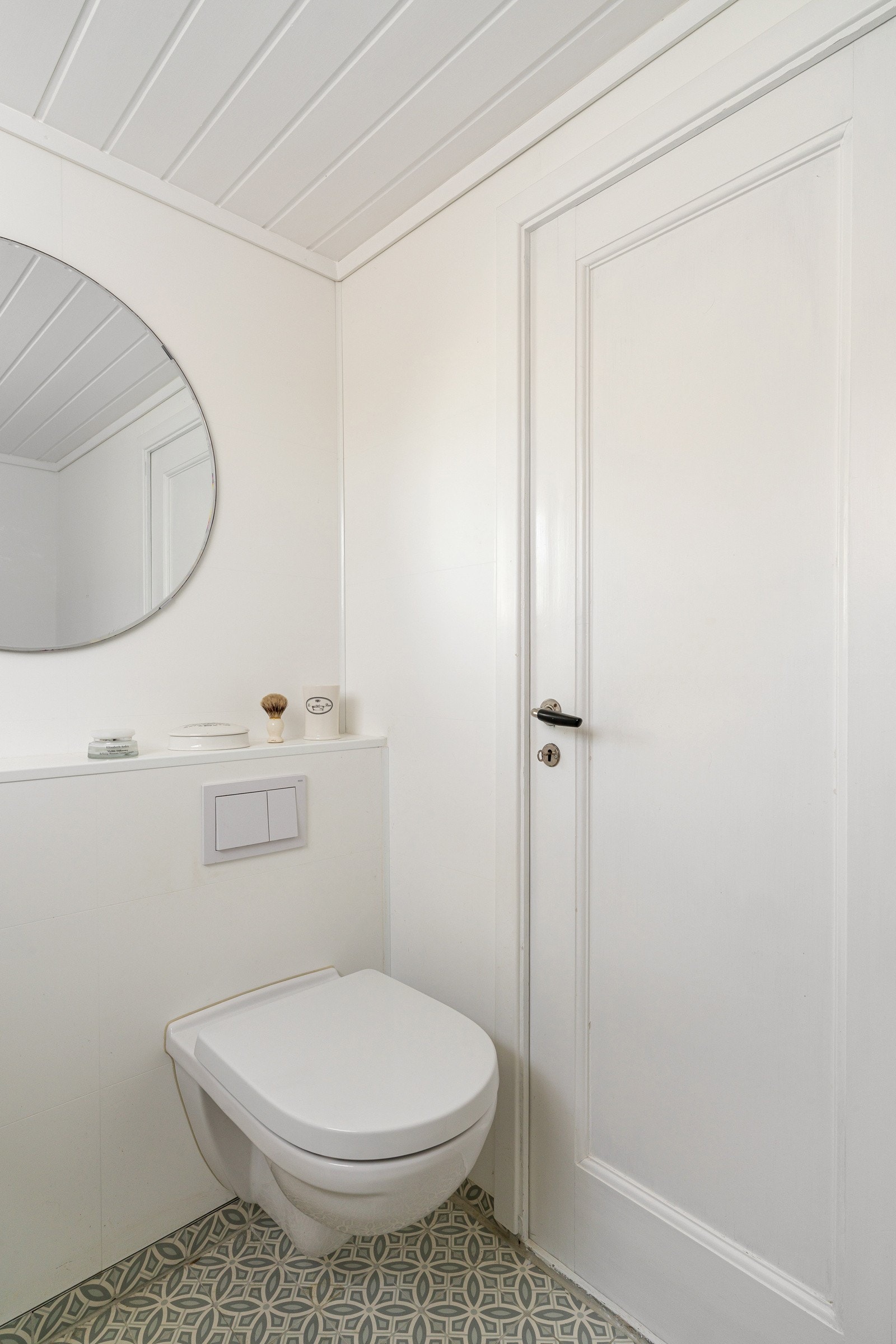 Badet i underetasjen har varmekabler i gulv, badekar, servant og toalett. Galleribilde