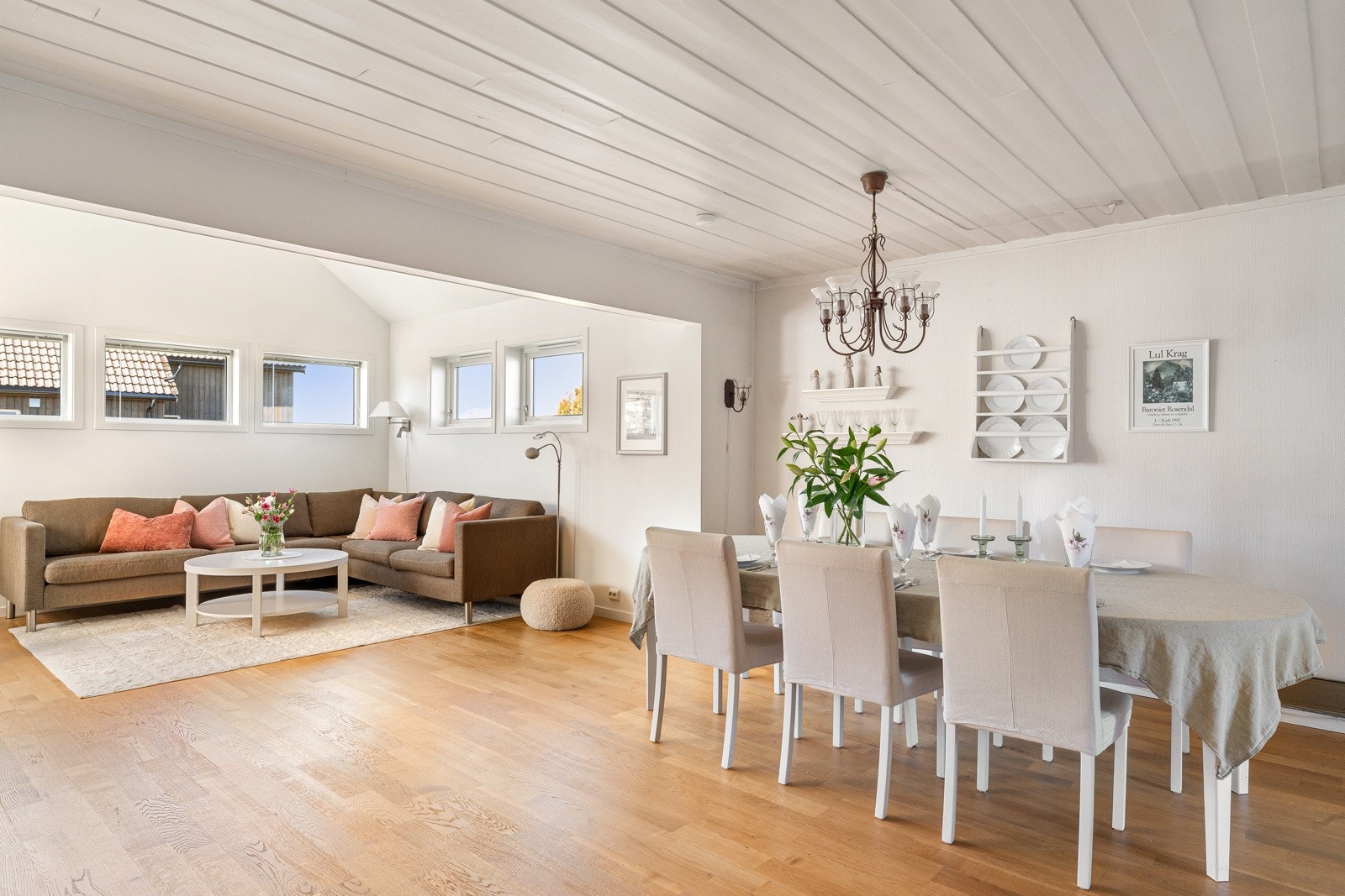Stuen er romslig og innbydende med god plass til både sofagruppe og spiseplass. Galleribilde