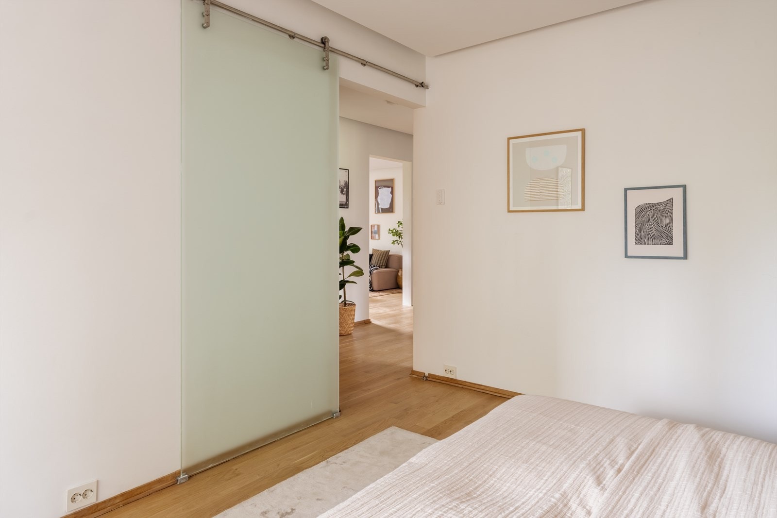 Skyvedør i herdet glass gir både plassbesparelse og en kul visuell detalj. Galleribilde