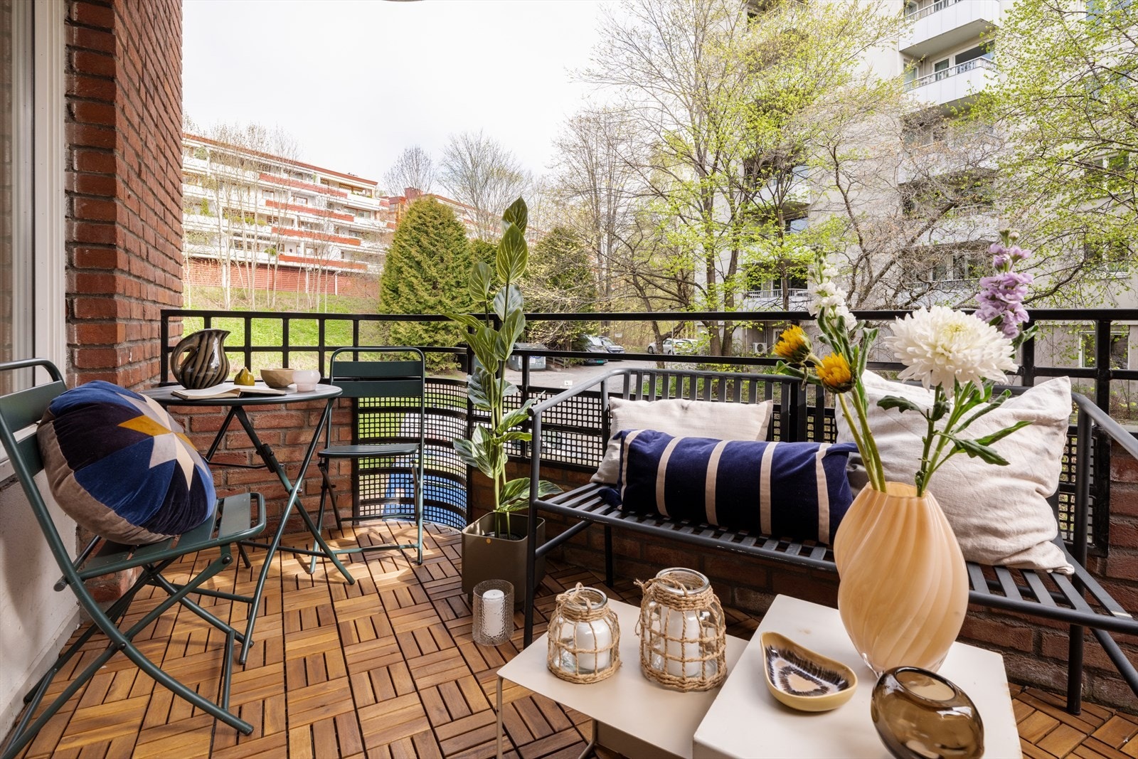 Det er lagt terrassebord på balkongen, noe som skaper et lunt og ryddig uttrykk. Galleribilde