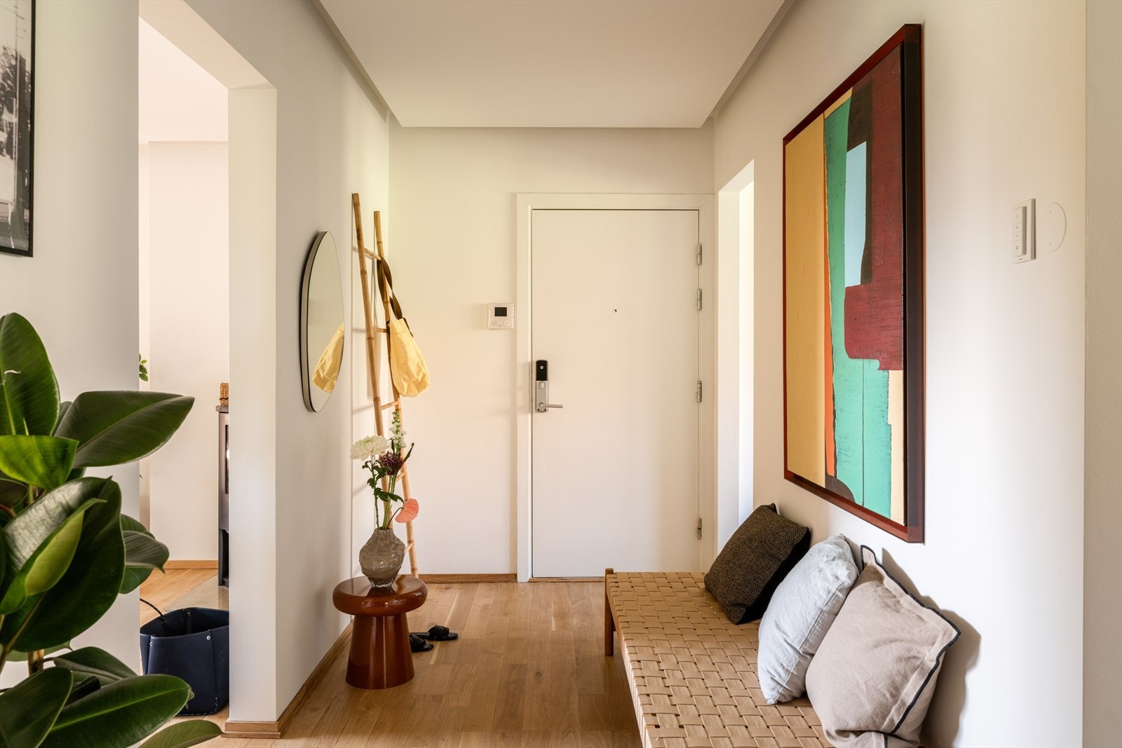 Velkommen hjem! Med Yale Doorman på døren får du en trygg og moderne sikkerhetsløsning. Galleribilde