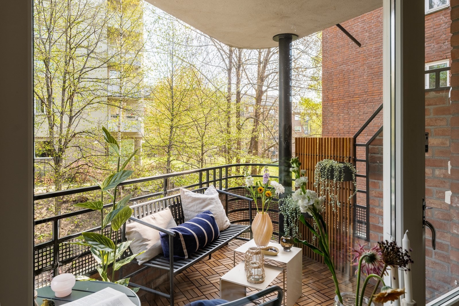 Balkongen på 6 m² gir plass til utemøbler, beplantning og grill. Galleribilde