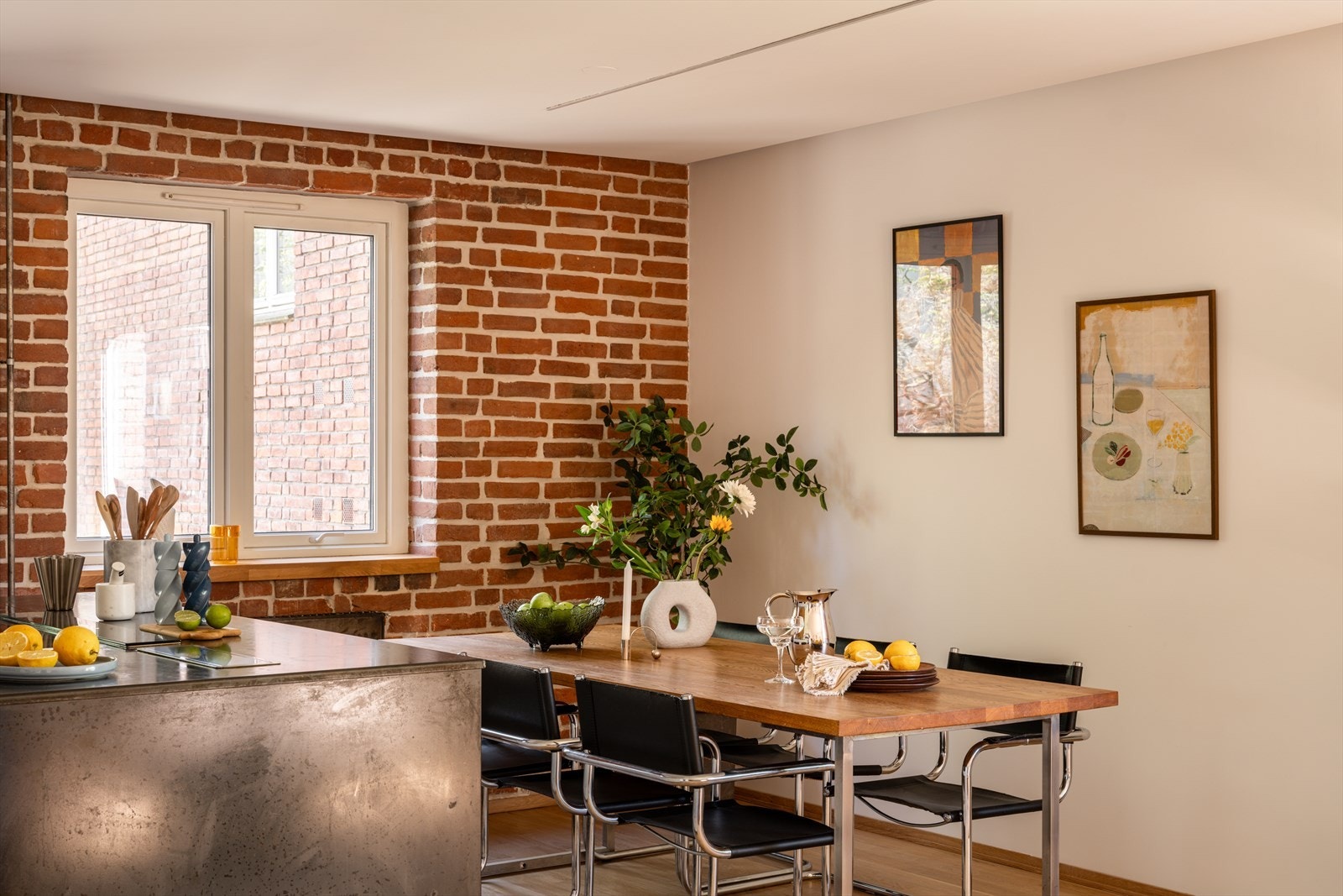 God plass til et stort spisebord hvor dere kan samle venner og familie til hyggelige sammenkomster. Galleribilde