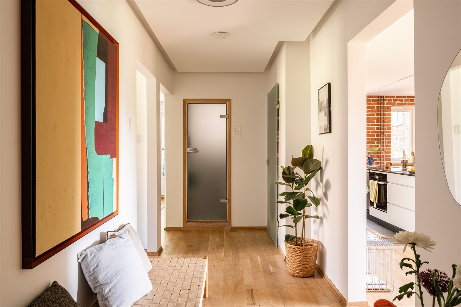 Entréen er romslig med gode oppbevaringsmuligheter og plass til å henge fra seg yttertøy og sette fra seg sko. Galleribilde