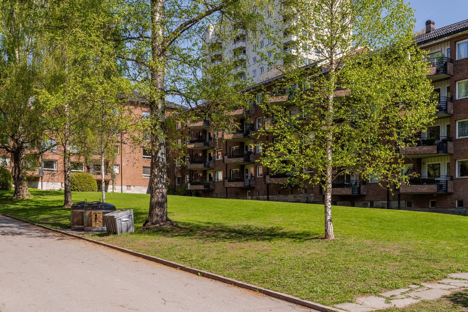 Like bak leiligheten ligger et lite parkområde med bålpanne. Galleribilde