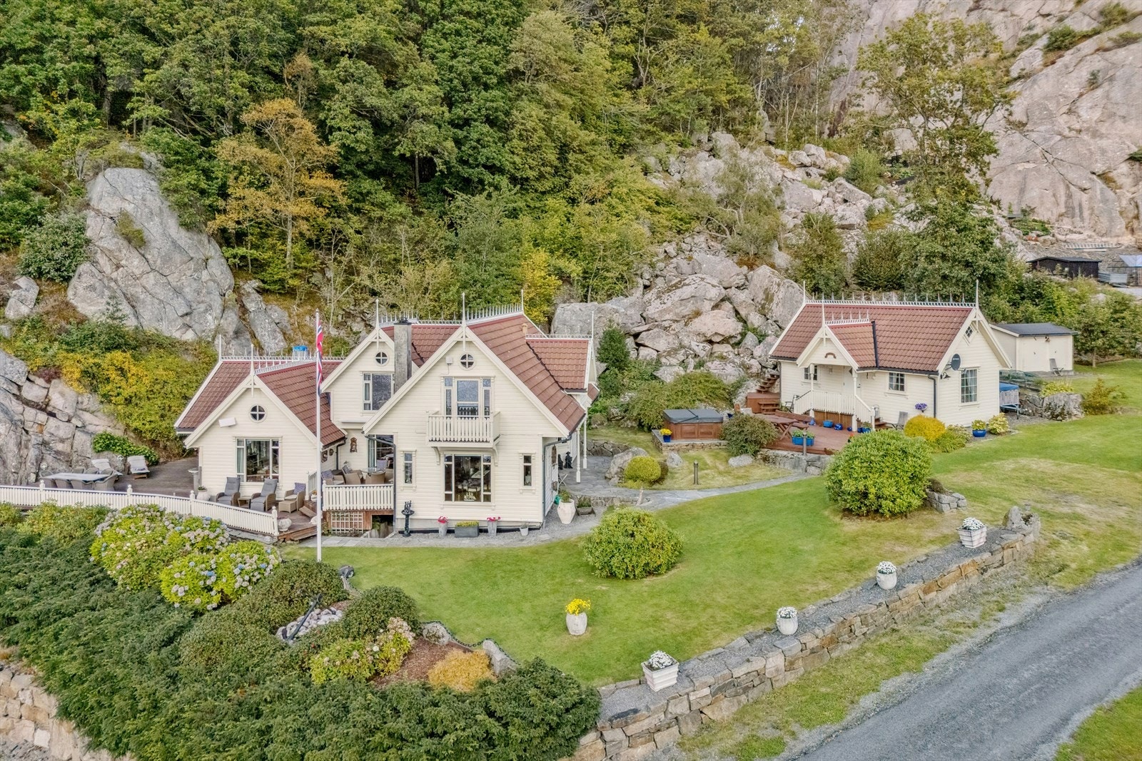 Idyllisk eiendom ved Kåveland som ligger ca.20 minutter fra Lyngdal Galleribilde