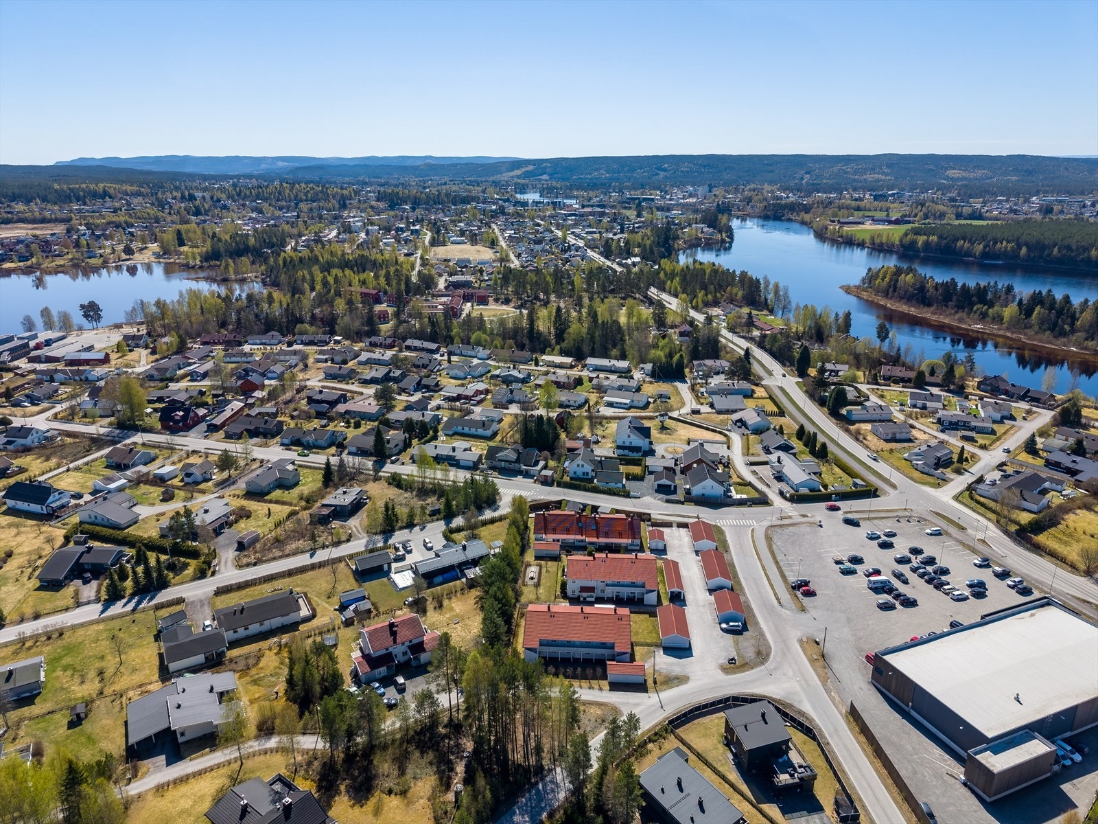 Dronefoto av borettslaget, nærområdet med Glomma til høyre og Sagtjernet til venstre i bildet. Galleribilde