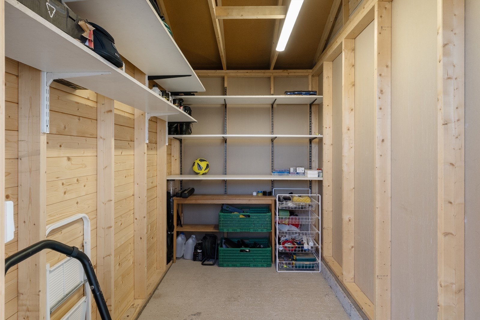 Rett ved trappeoppgangen til leiligheten så er det en utvendig og romslig sportsbod i felles bodanlegg med utvendig adkomst. Det er Innlagt strøm. Målt gulvareal 5 m2. Galleribilde