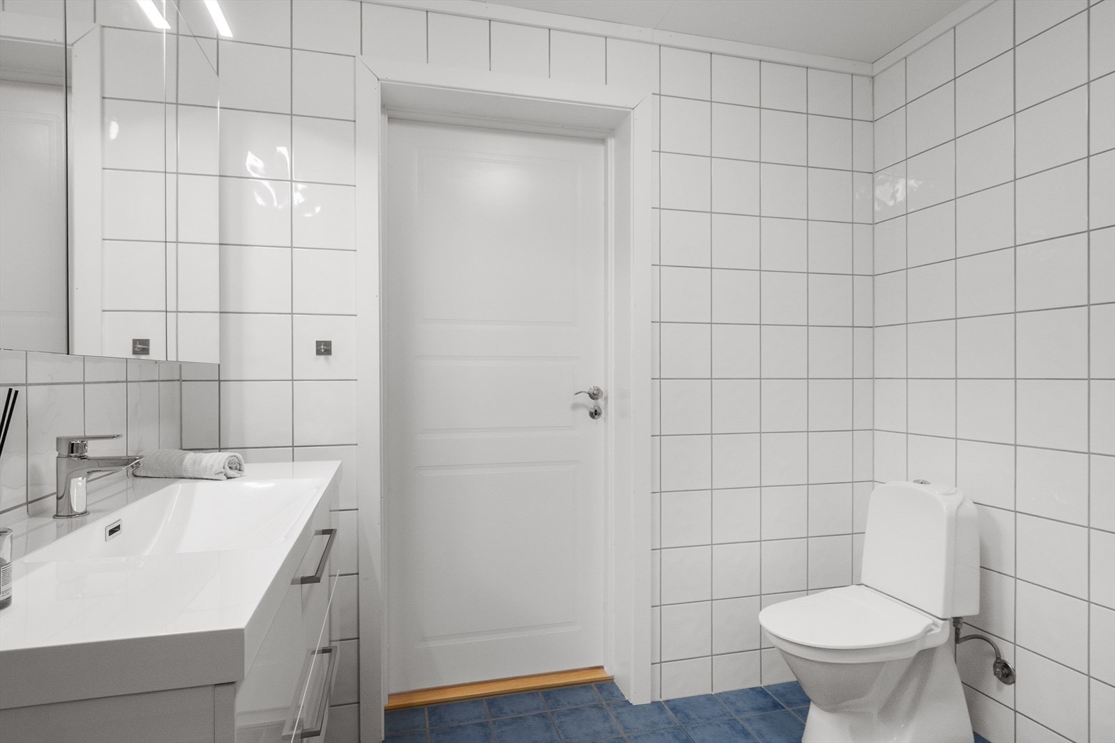 Bad fra 2006 med fliser på gulv og vegger, og laminerte plater i himling. Det er termostatstyrt varme i gulv. Galleribilde