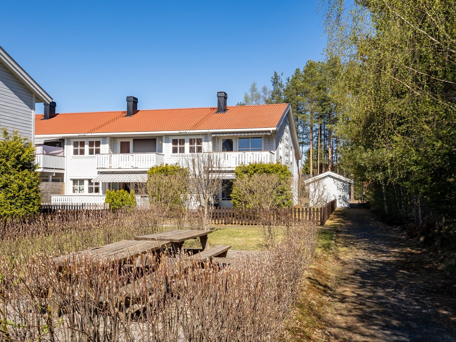 Blåbærskogen Borettslag har pent beplantede utearealer og flere fine usjenerte sitteplasser. Galleribilde