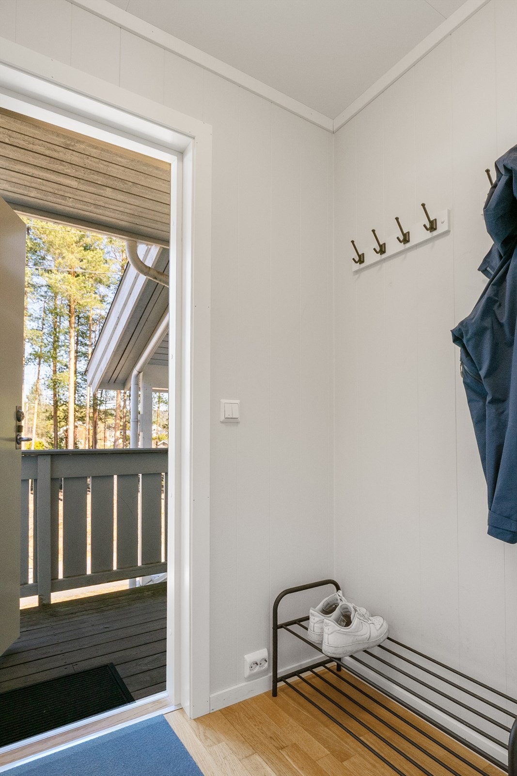 I vindfanget, entréen er det plass til å henge av seg yttertøy og oppbevaring av sko m.m. Galleribilde