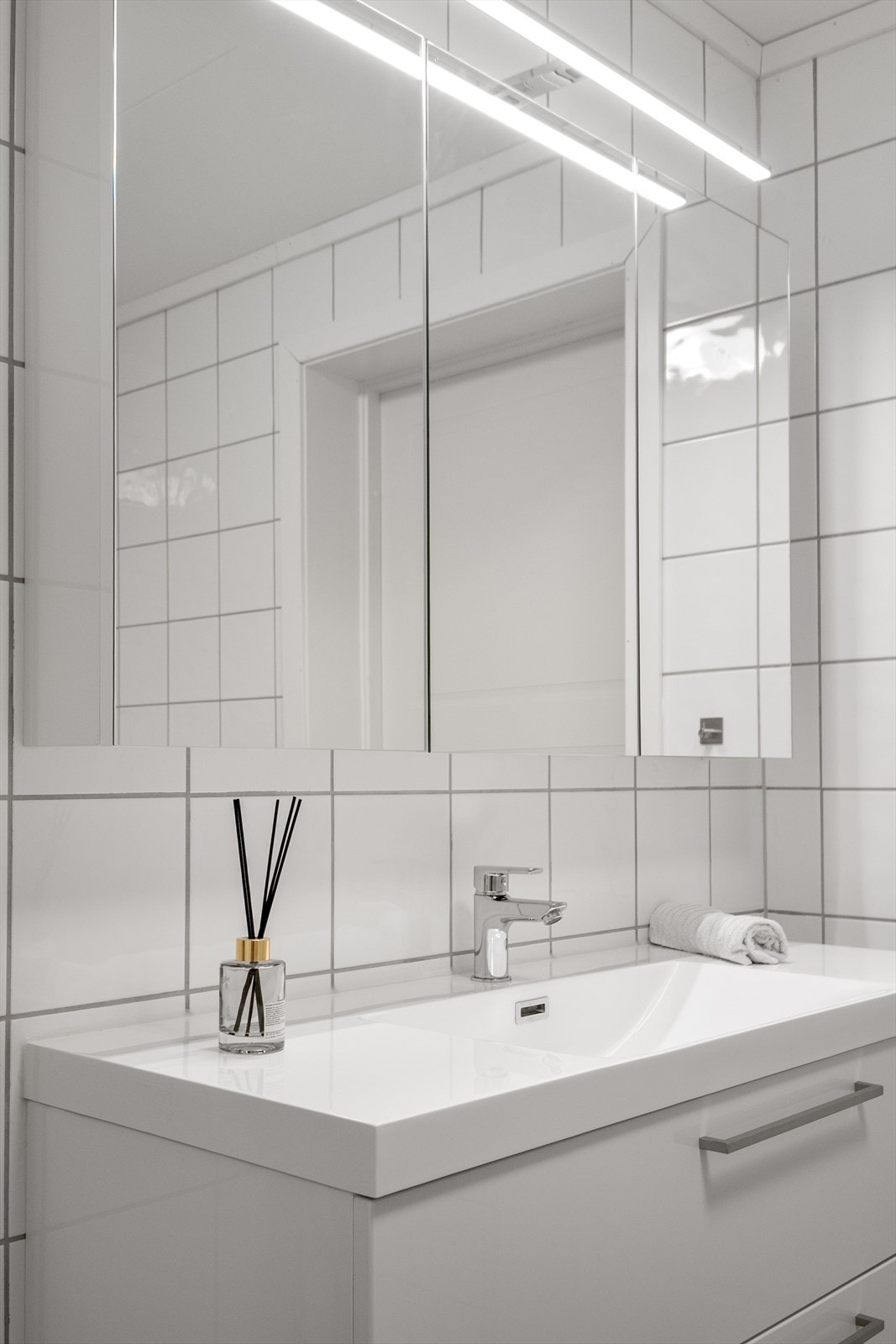 Badet har speilskap over servant med ledbelysning. Galleribilde