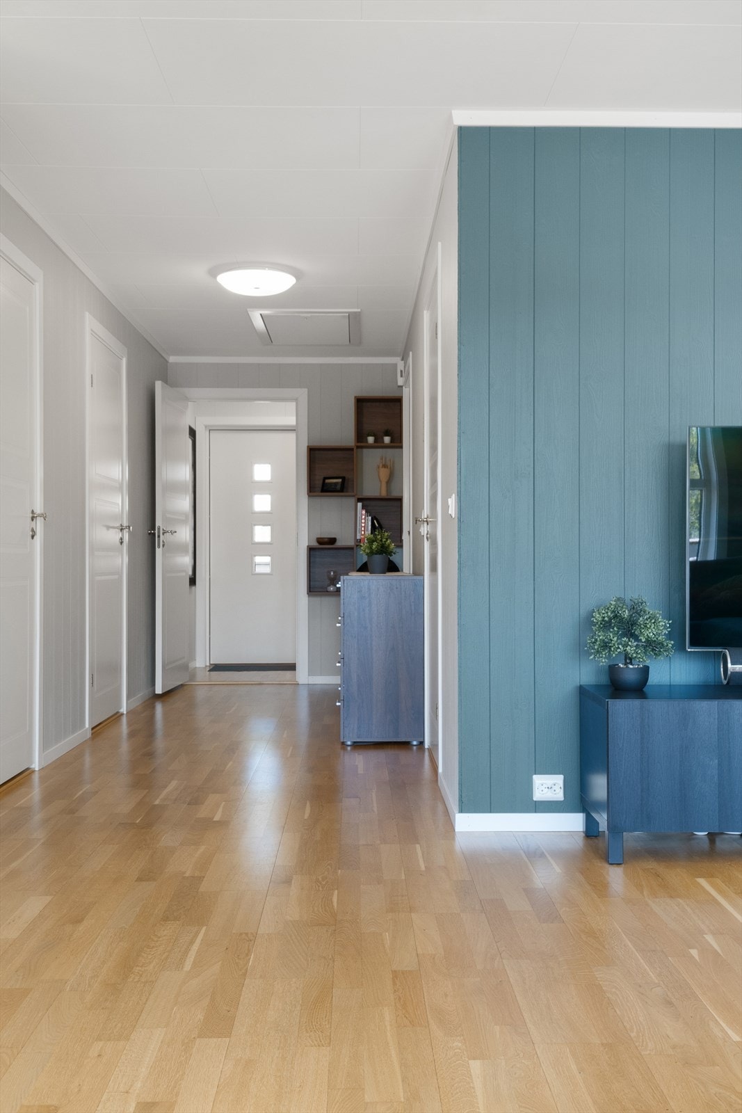 Gangen har tilkomst til badet, innvendig bod og soverommene. Loftsluken er i himling i enden gangen og har tilkomst til et meget romslig kaldtloft. Galleribilde