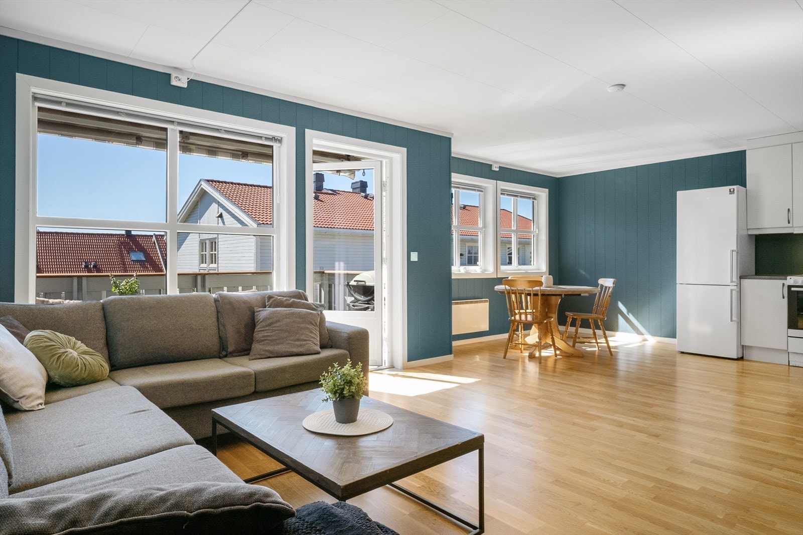 Stuen har utgang til en fin balkong som har solavskjerming med heldekkende markise. Galleribilde