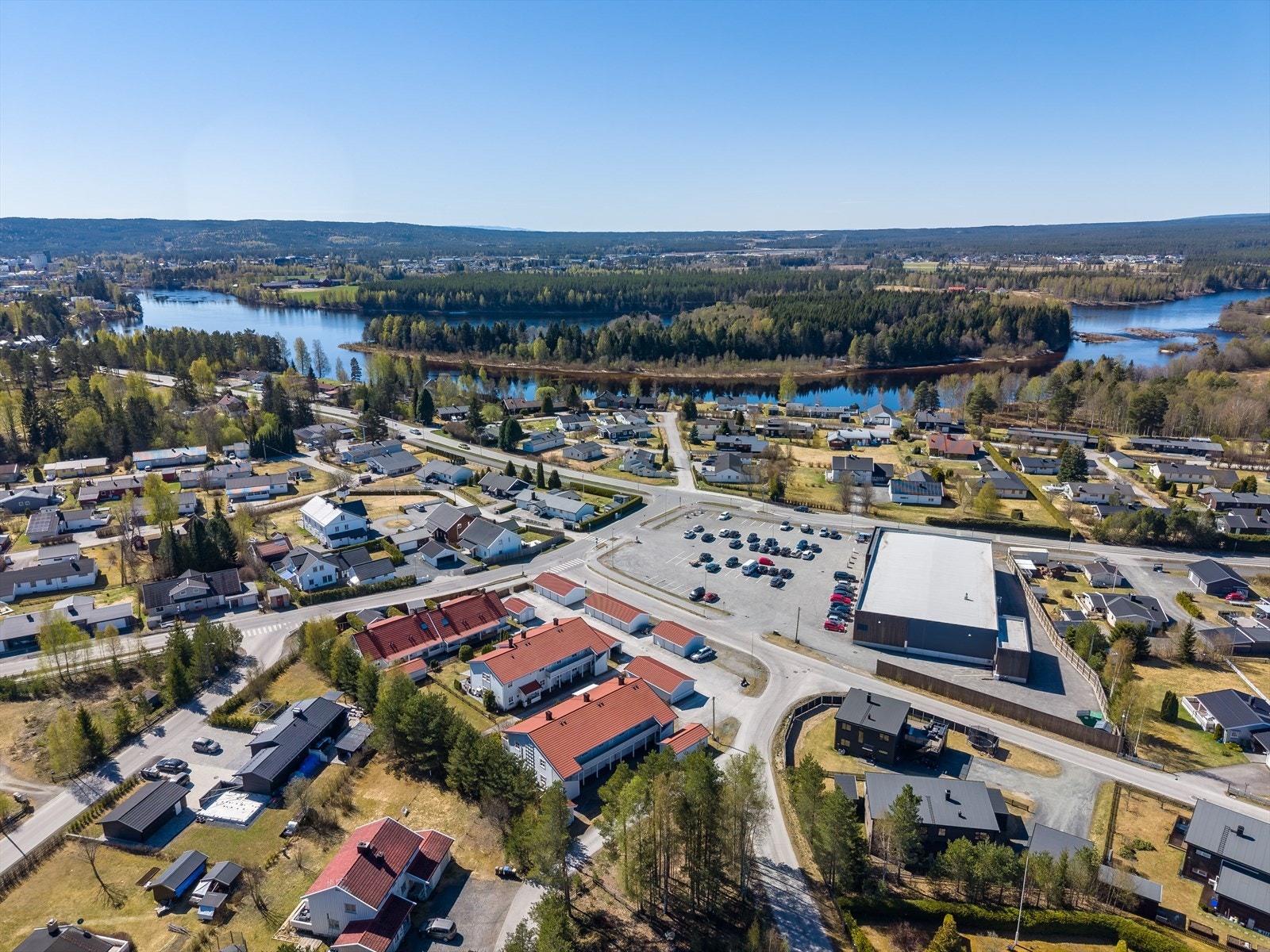 Dronefoto av borettslaget og nærområdet med Glomma i bakgrunnen. Galleribilde