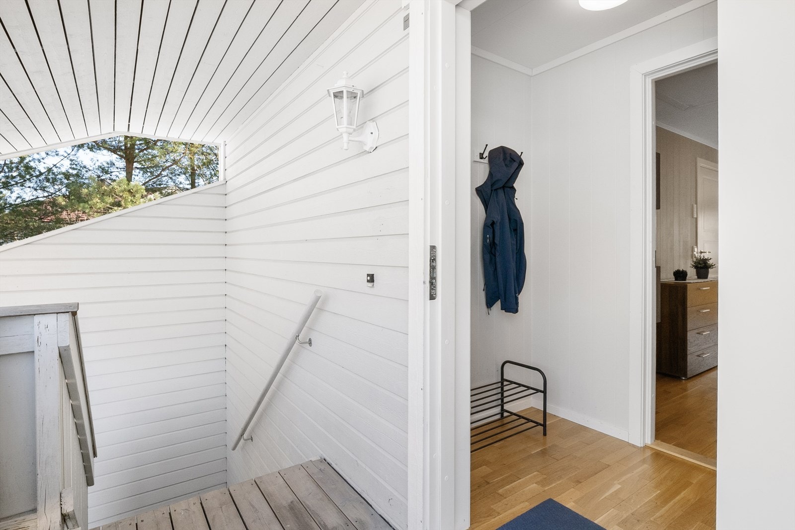 Trappen opp til overbygget svalgang med adkomst til vindfang, entré. Galleribilde