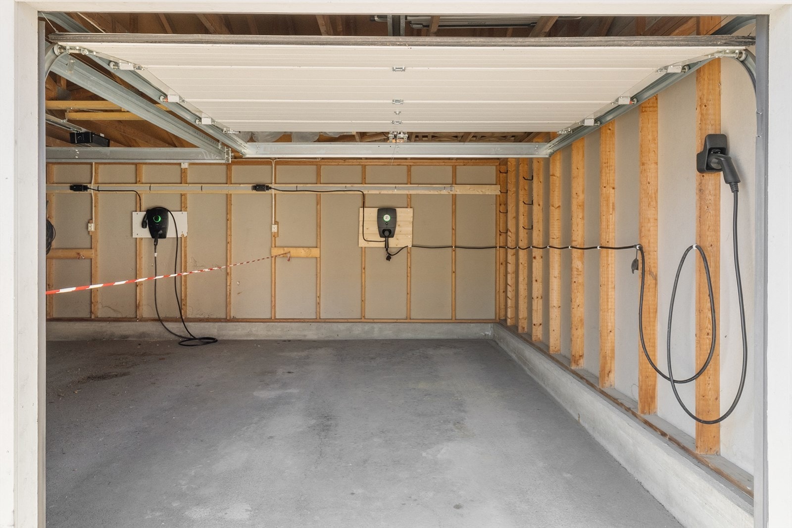 Garasjeplass i frittstående garasjeanlegg, åpen løsning mellom oppstillingsplasser. Garasjen er tilkoblet strømnett og det biloppstillingsplass med opplegg for EL-billader. Målt gulvareal på 15m2. Galleribilde