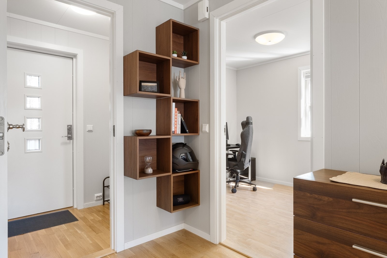 Vindfang og entré med tilkomst til soverommene, som er beliggende på hver sin side av gangen. Galleribilde