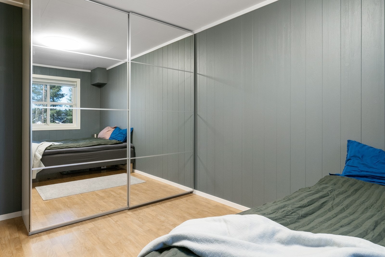 Hovedsoverommet har god plass til dobbeltseng, div. soveromsmøbler og har en dobbelt skyvedørs garderobe med dører med speil. Galleribilde