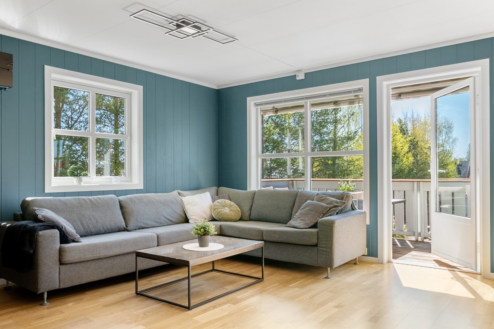 Stuen er i en åpen løsning til kjøkkenet og har utgang til balkongen. Galleribilde