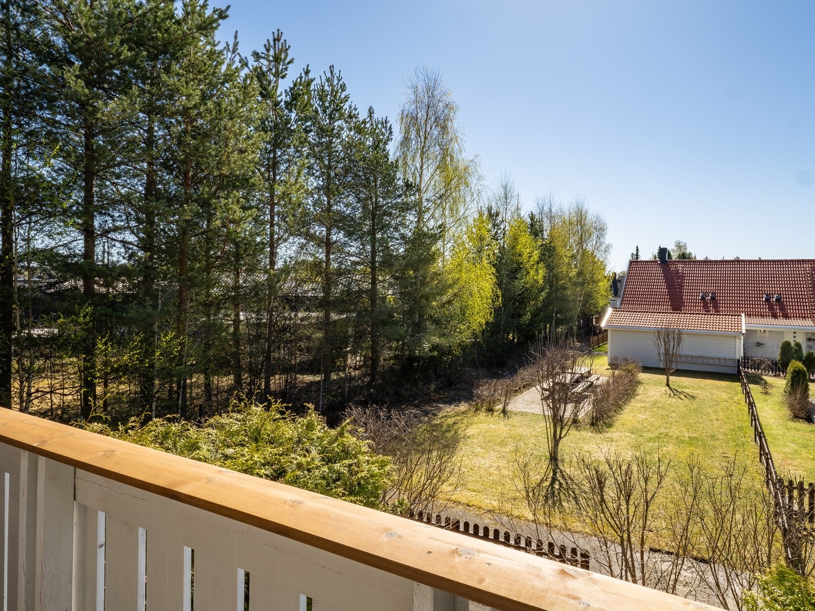 Balkongen er lun og romslig med et fint utsyn fellesarealer og nærområdet. Galleribilde