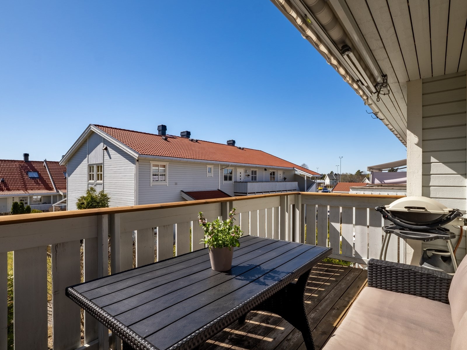 Balkongen har heldekkende markise og plass til møblement, gassgrill og har uttak til strøm. Galleribilde