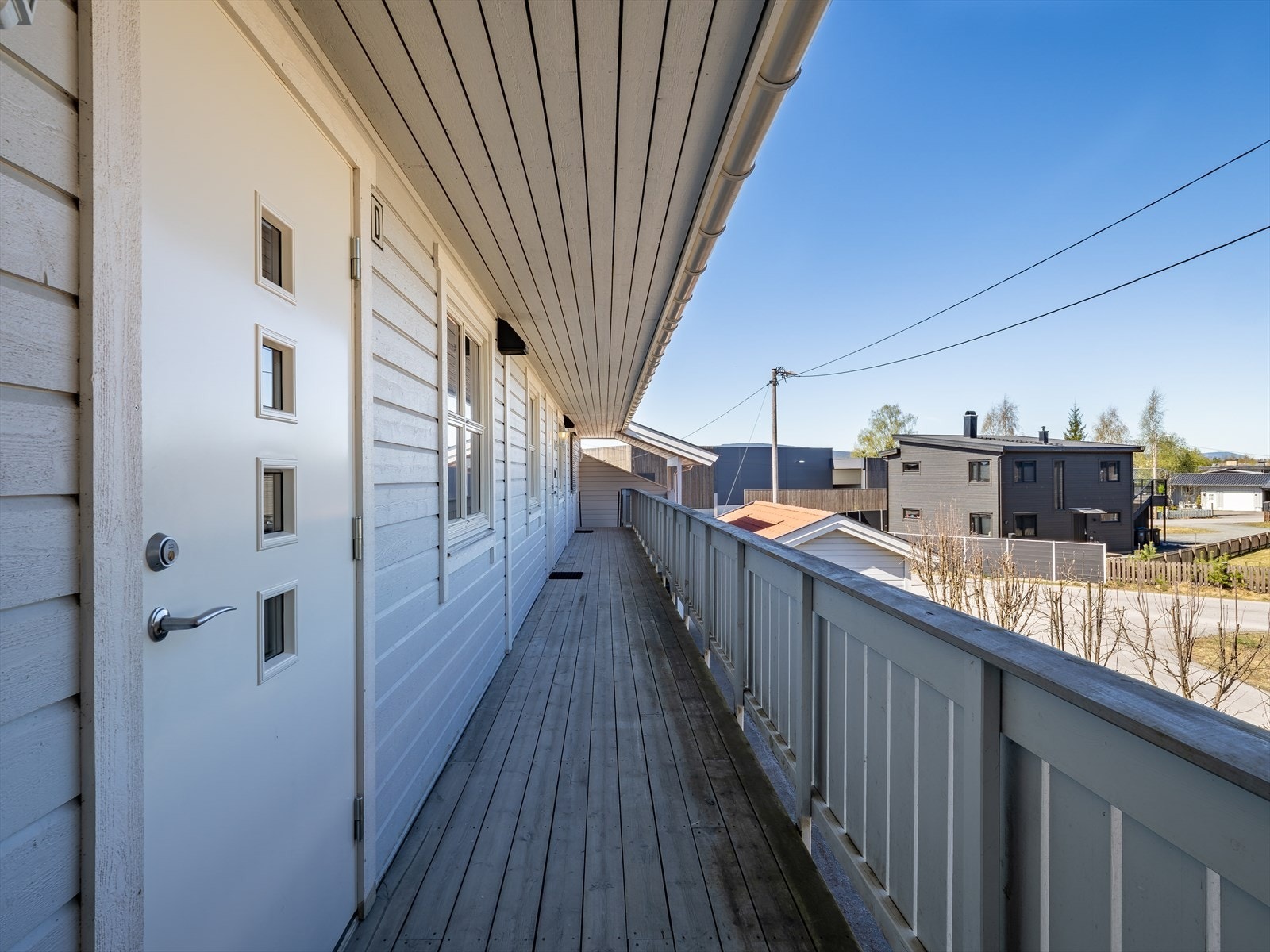 Det er to trappeoppganger til svalgangen og beboere i de to første leilighetene, benytter seg stort sett av den første trappegangen. Galleribilde
