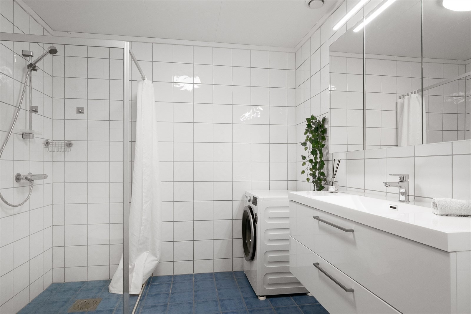 Bad med tilkomst fra gangen, har en god størrelse med opplegg for vaskemaskin og tørketrommel. Galleribilde