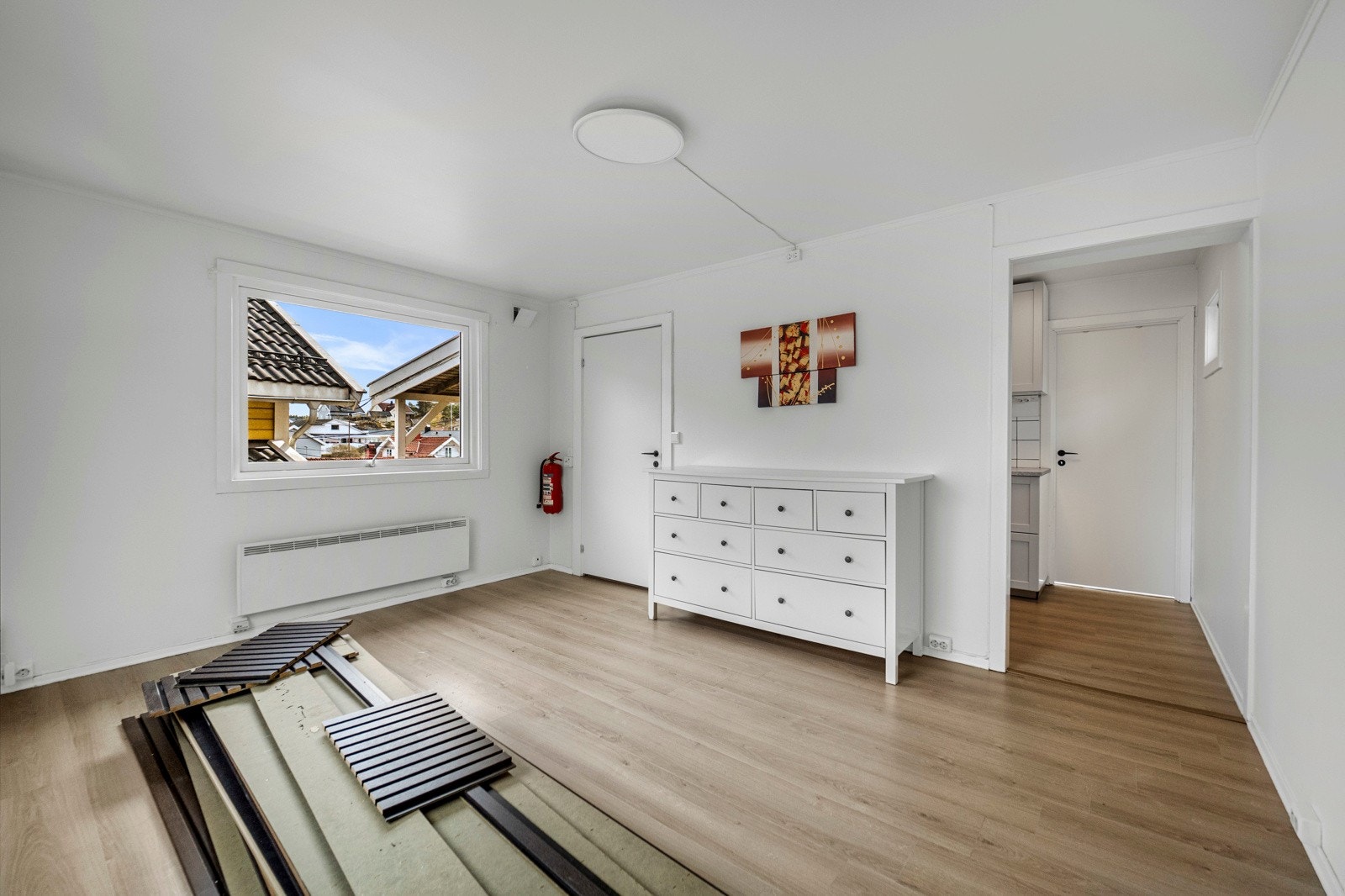 Stuen i annekset innredes enkelt med flere sittegrupper. Galleribilde