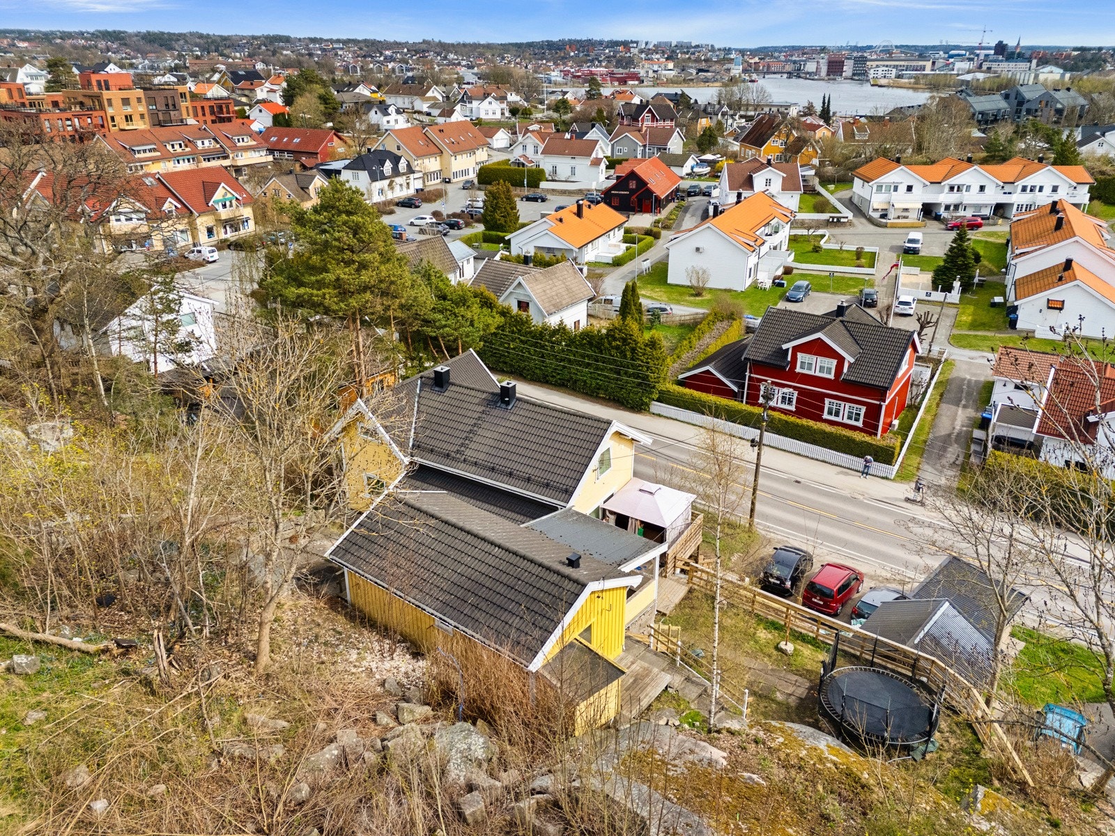 Nyere flott uteplass med utsikt mot nærområdet, en herlig plass. Galleribilde
