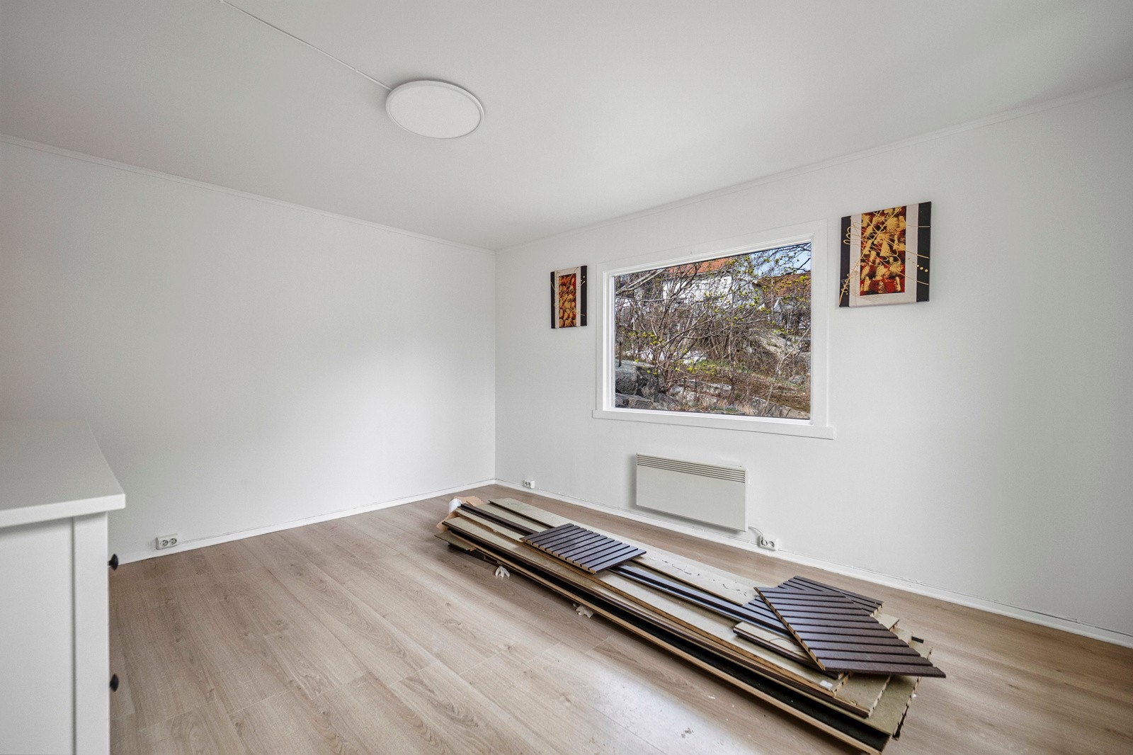 Stuen har godt med lys og er malt i lyse moderne farger. Galleribilde