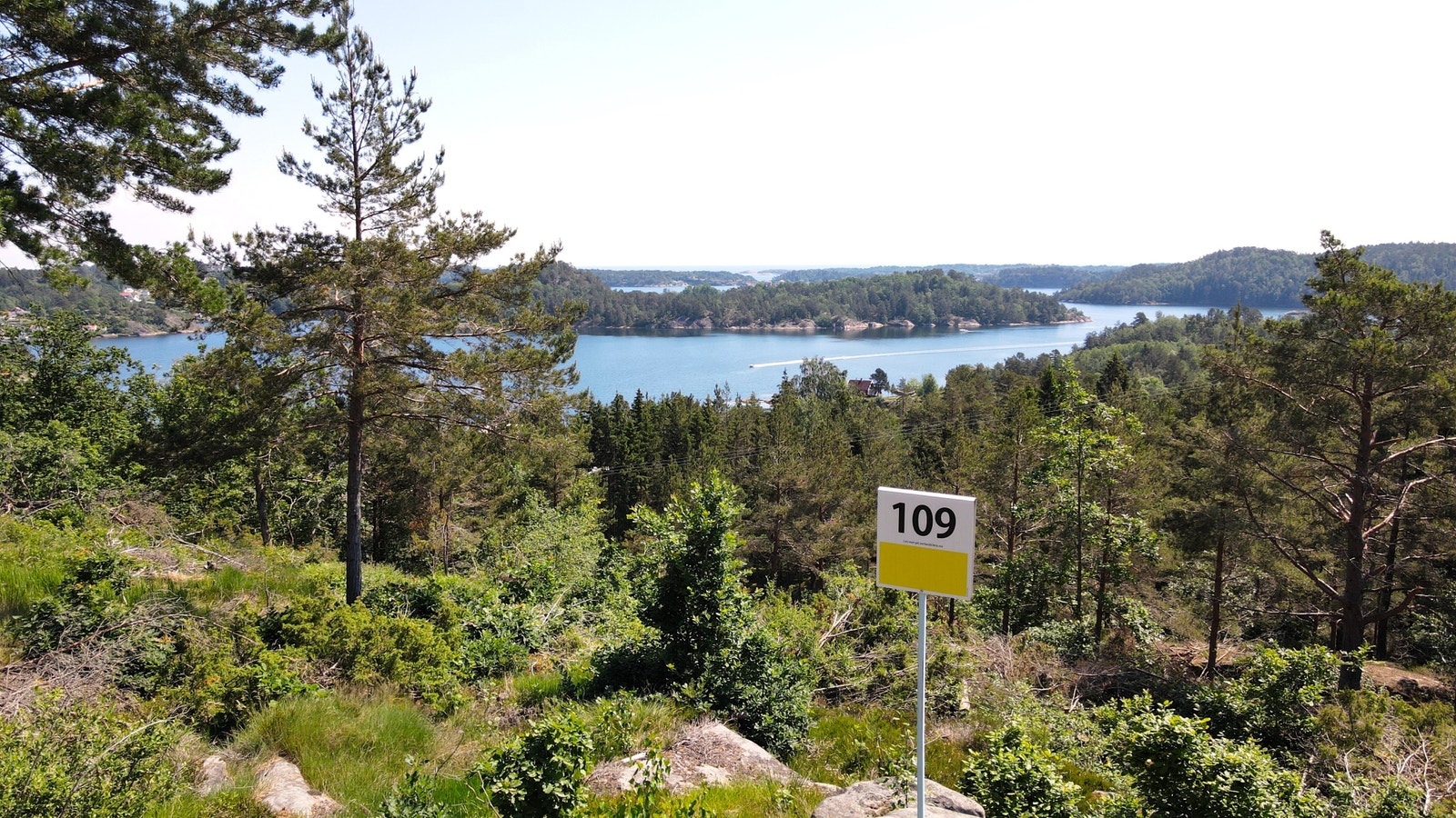 Denne tomta er i gul priskategori og koster kr 2.700.000,- + omk. (Dette er råtomt med vei, vann, kloakk, strøm og fiber til grensa). Galleribilde