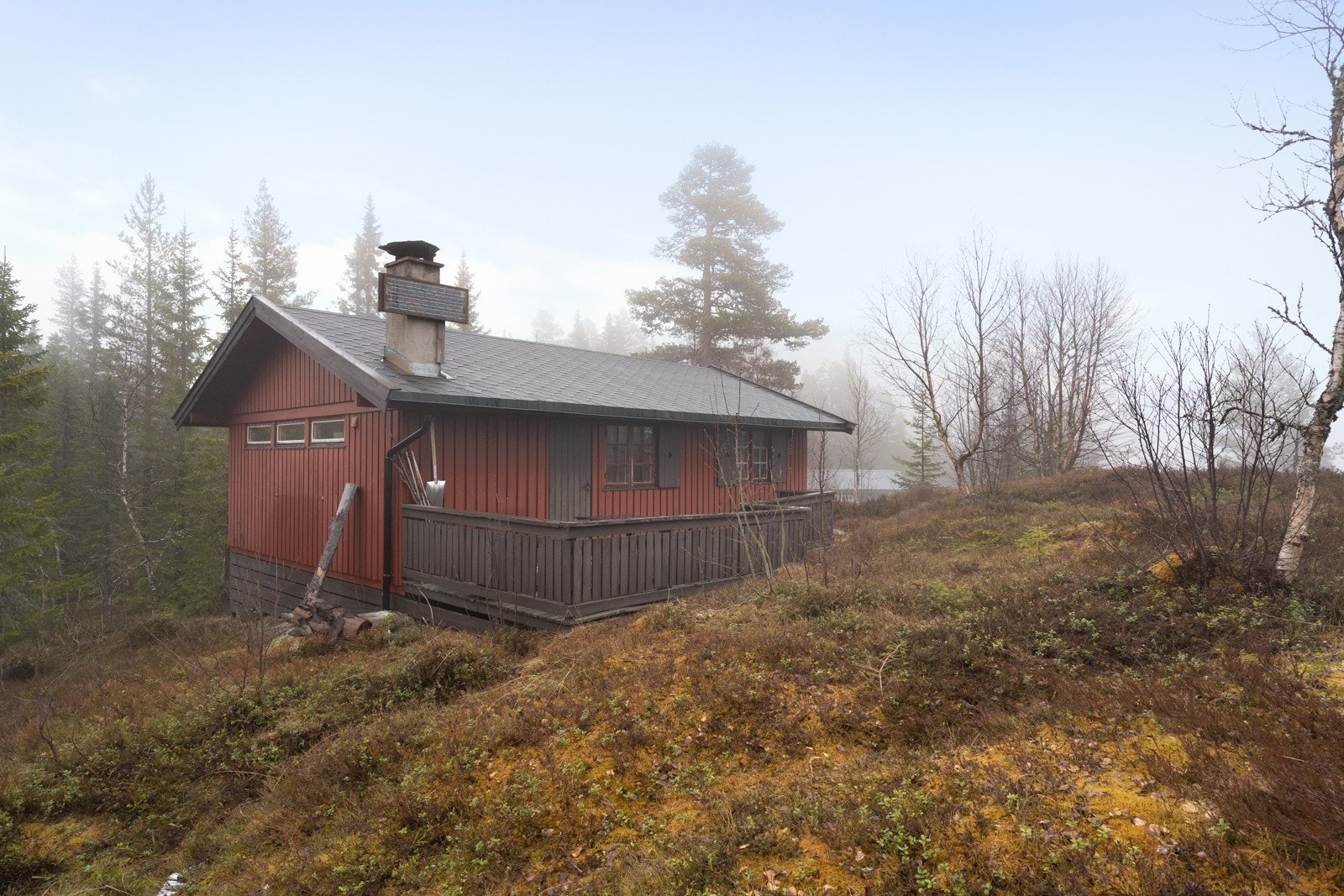 Dette er en fritidseiendommen beliggende i Etnedal, ca. 300 meter sør for Bjødnaskardvatnet, ca. 750 moh! Galleribilde