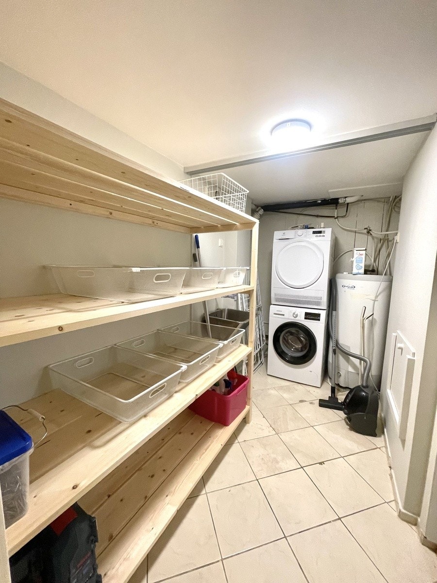 Vaskerom med vaskemaskin + tørketrommel og mye hylleplass Galleribilde