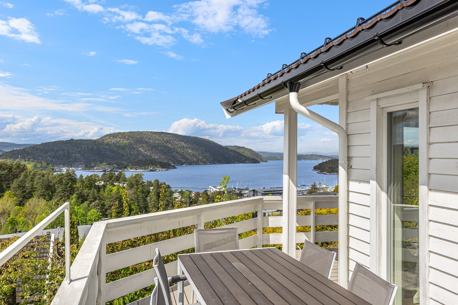 Terrasse med gode solforhold og flott fjordutsikt. Galleribilde