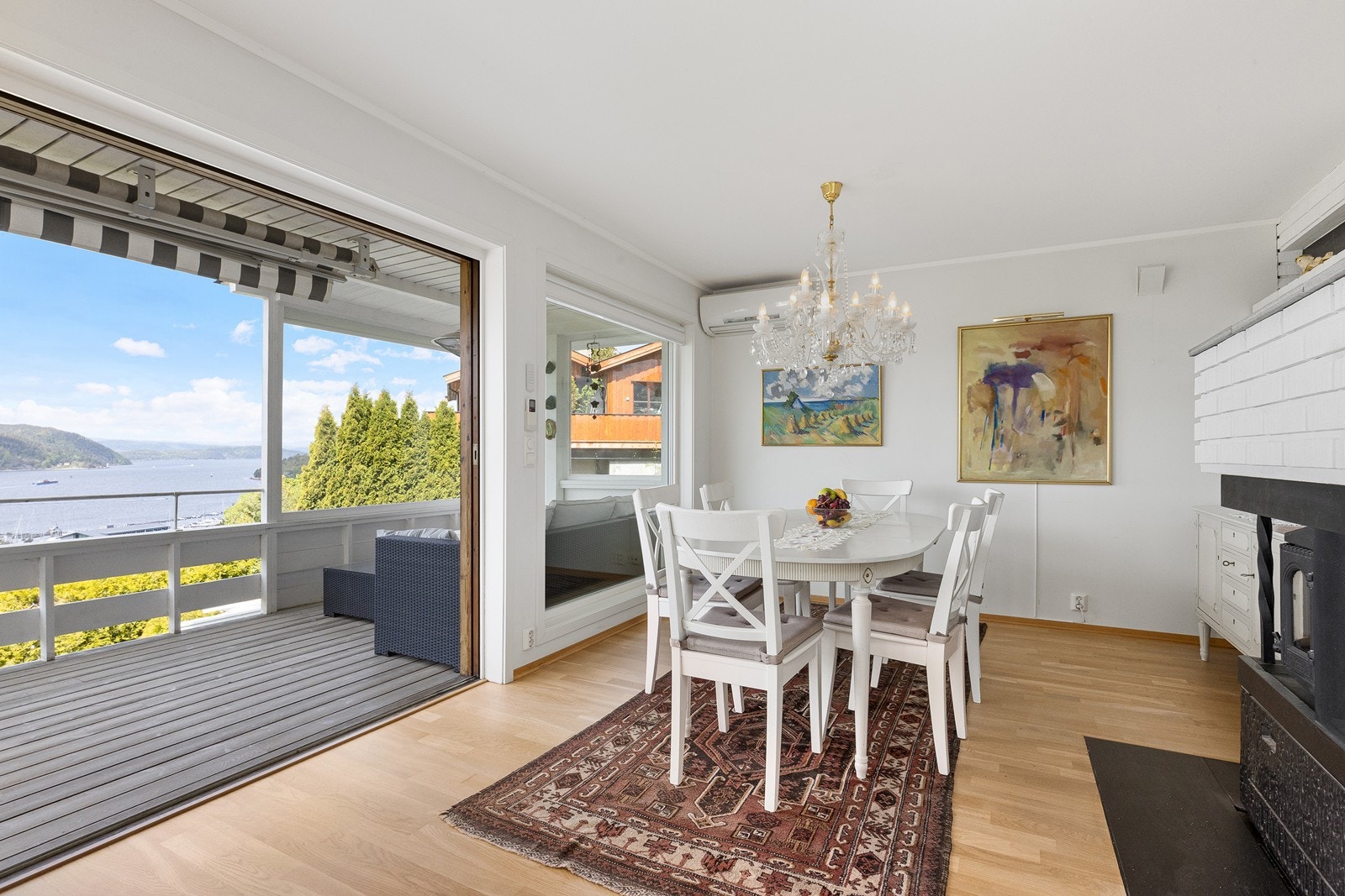 Skyvedører ut til terrassen fra spisestuen. Varmepumpe Galleribilde