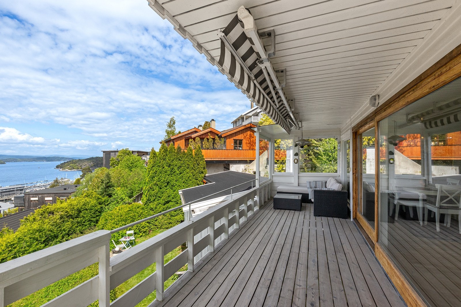 Overbygget terrasse utenfor stuen med markise Galleribilde