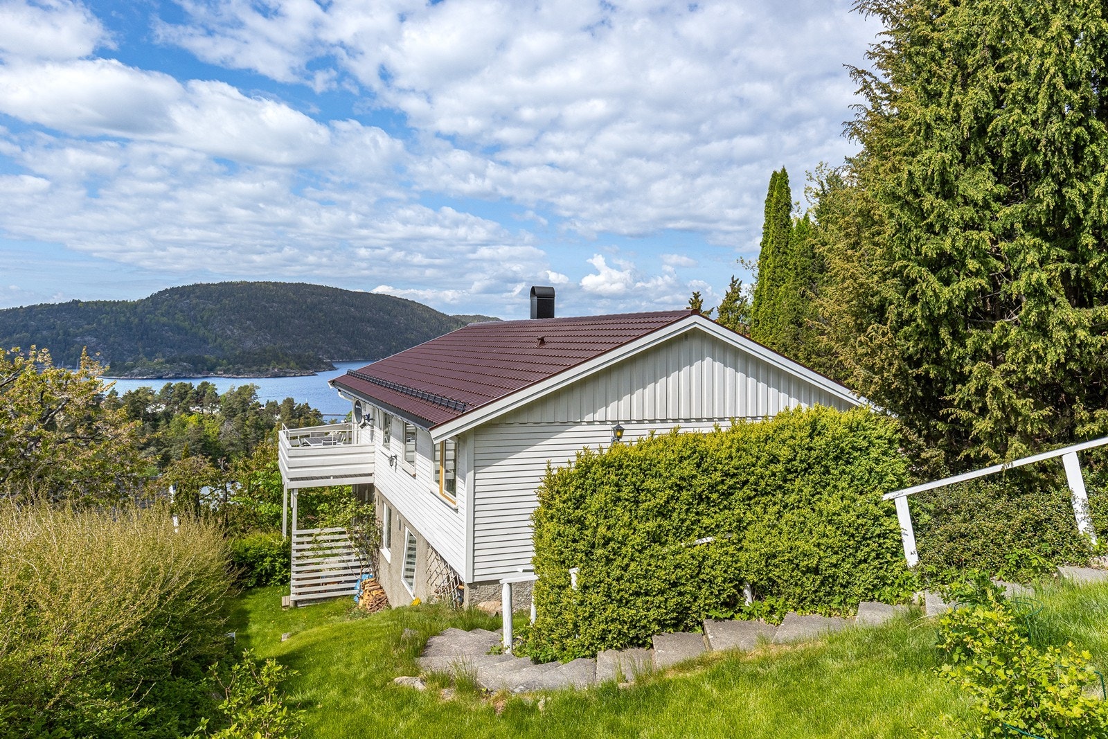 Flott beliggenhet med nydelig fjordutsikt og gode solforhold. Galleribilde