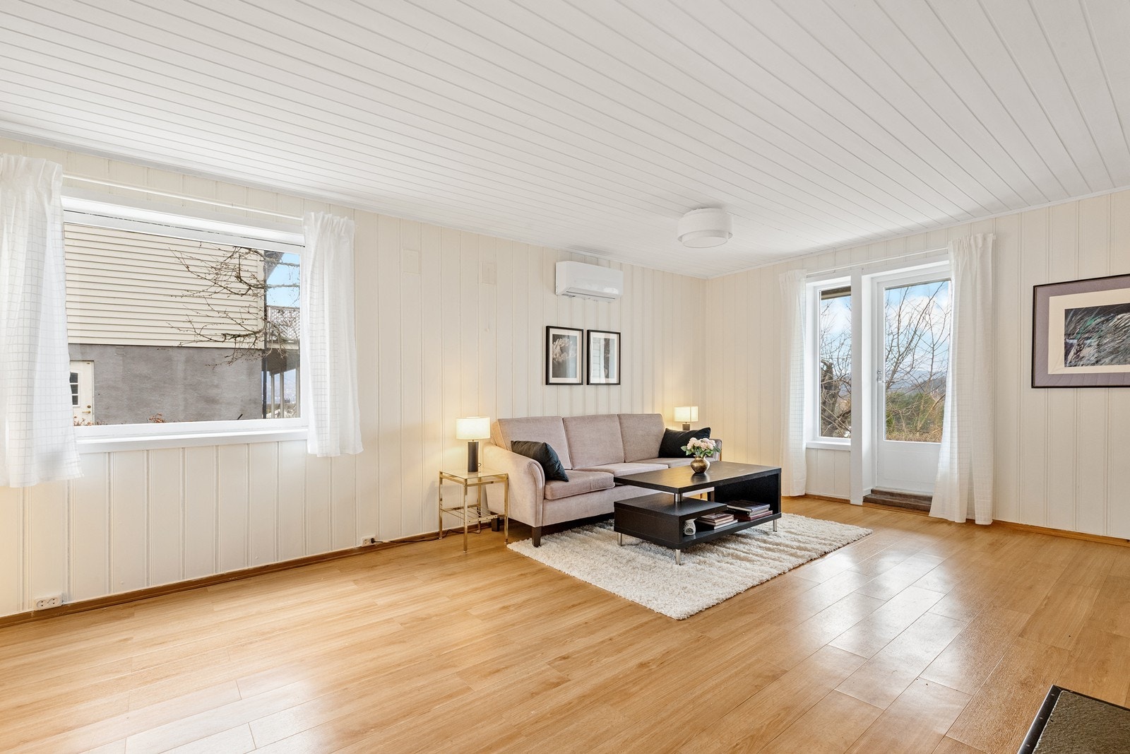 Stor stue i underetasjen med varmepumpe Galleribilde