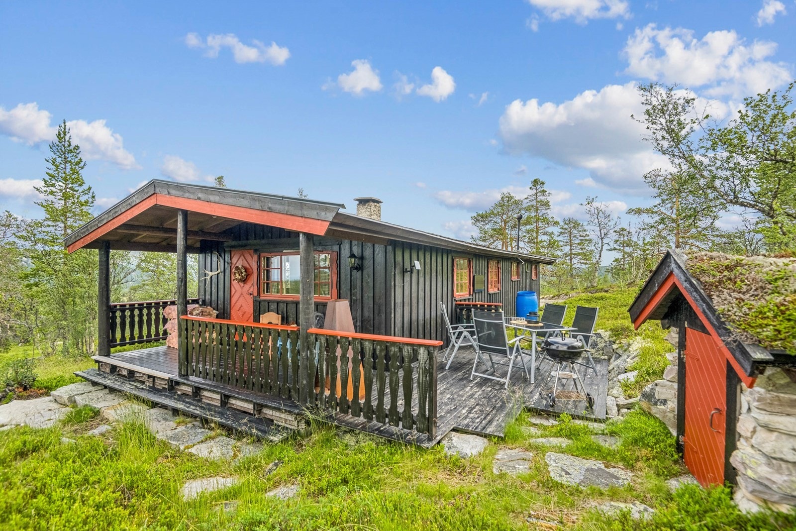 Hytta ligger fint til i terrenget Galleribilde