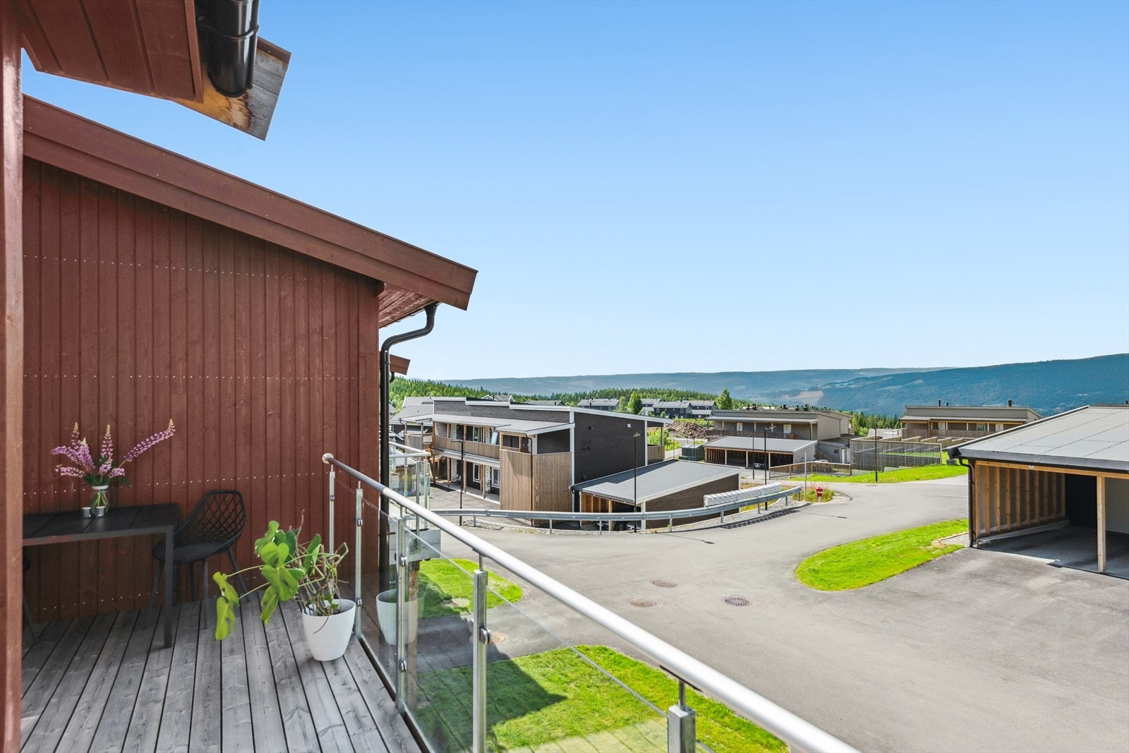 Boligen går over to etasjer og har utgang til solrike uteplasser både mot vest og øst - perfekt for å nyte solen gjennom hele dagen. Galleribilde